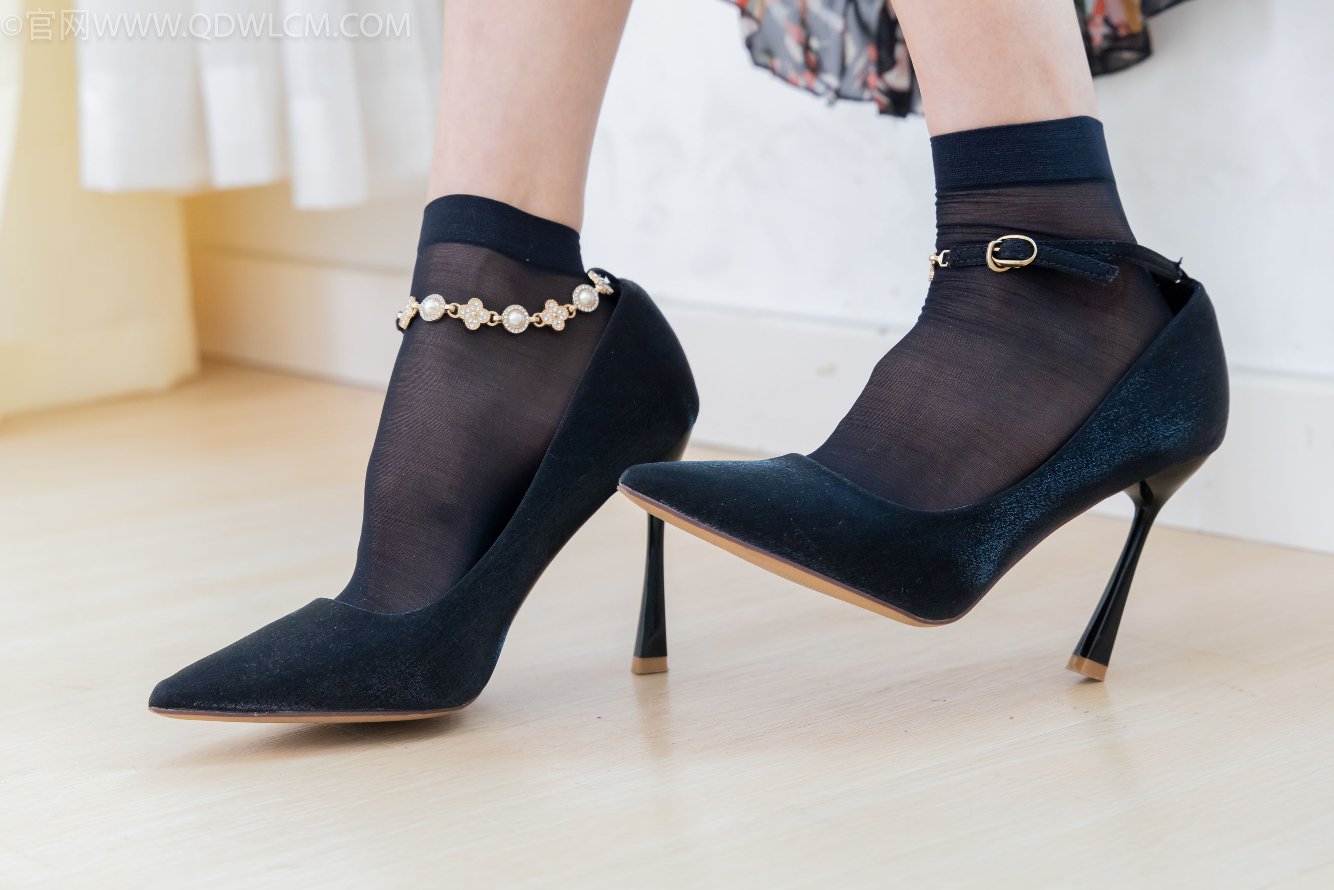 物恋传媒 No.2332 茯苓 - 短靴、短黑丝、裸足/(184P)