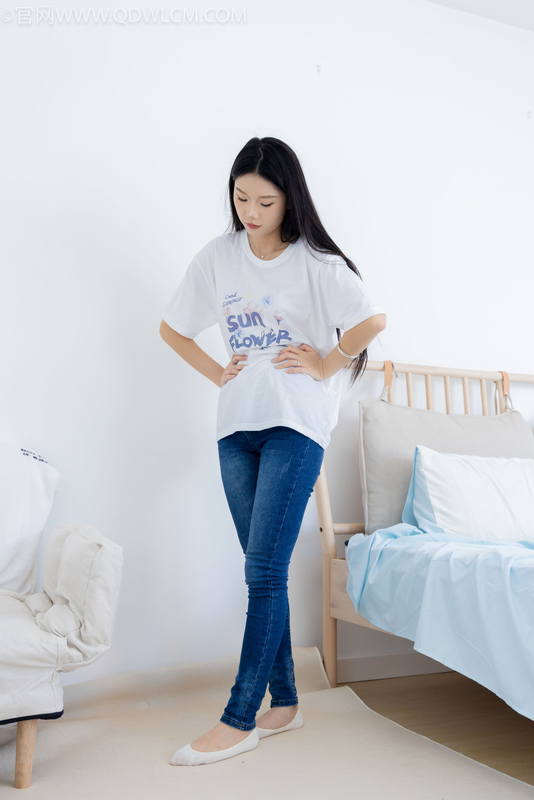 物恋传媒 No.2329 小竹 - 帆布鞋、白船袜、肚子疼揉肚子剧情/(158P)