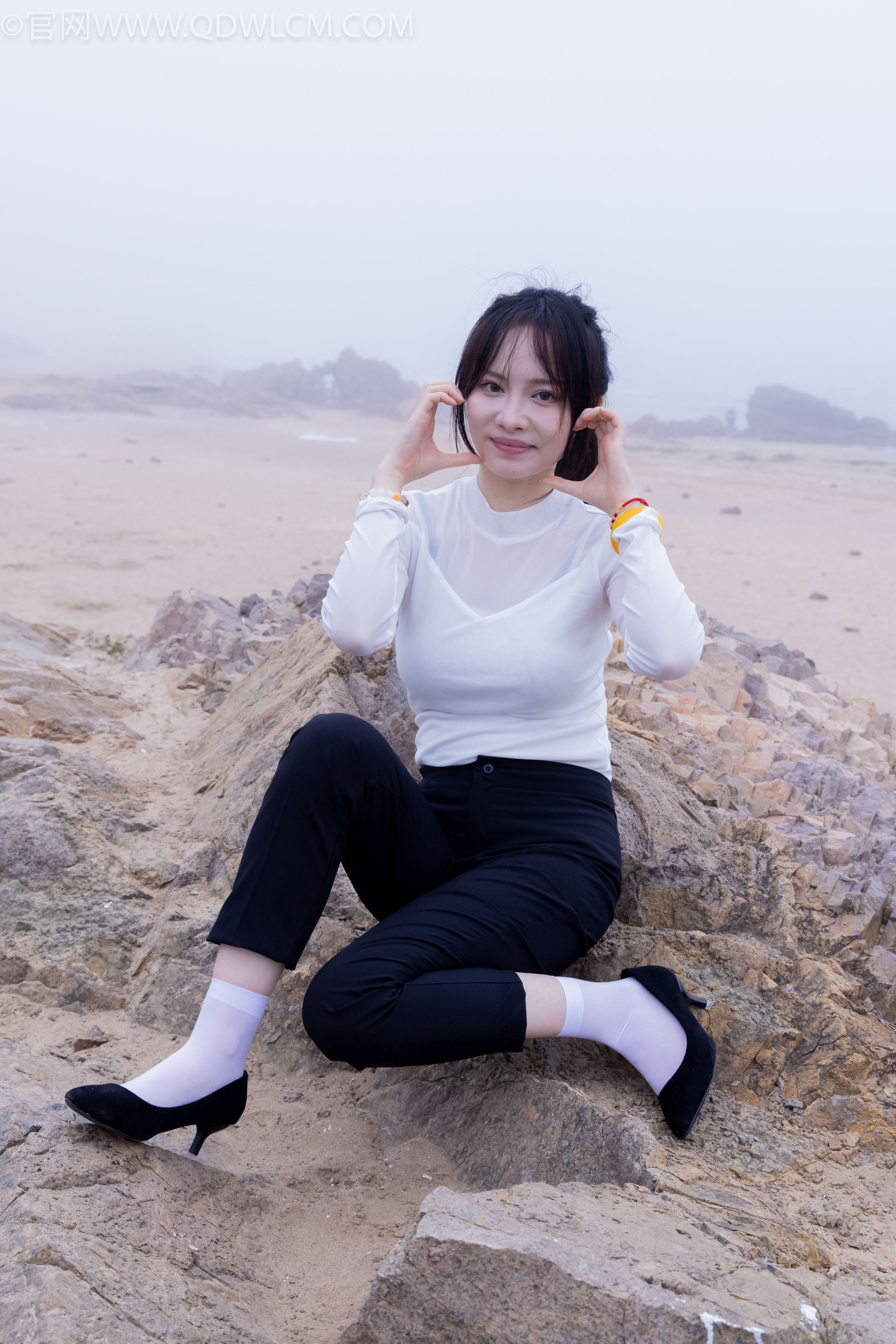 物恋传媒 No.2337 小酒 - 高跟鞋、短黑丝、短白丝/(315P)