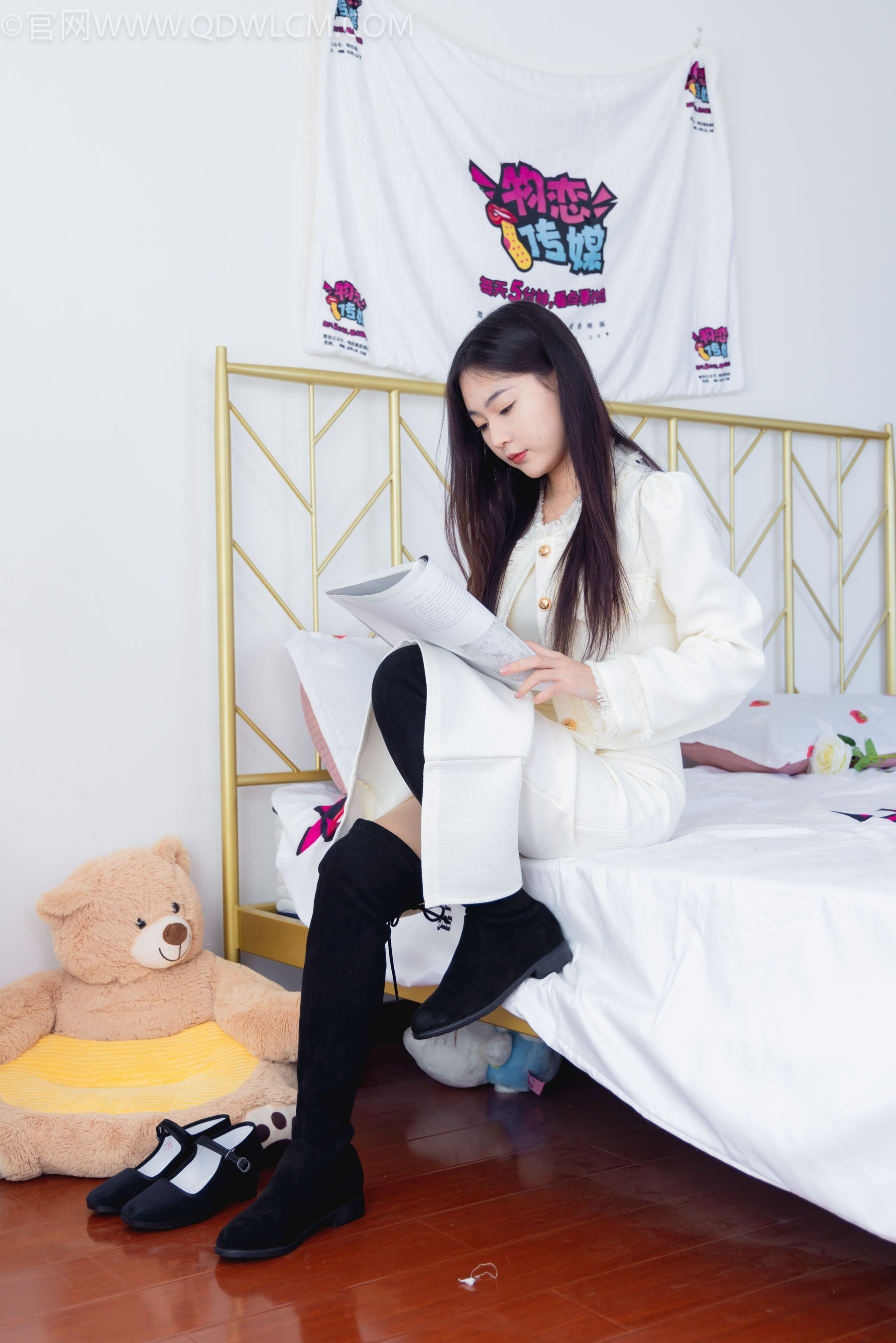 物恋传媒 No.2335 美兔 - 布鞋、长靴、白棉袜、薄肉丝/(227P)