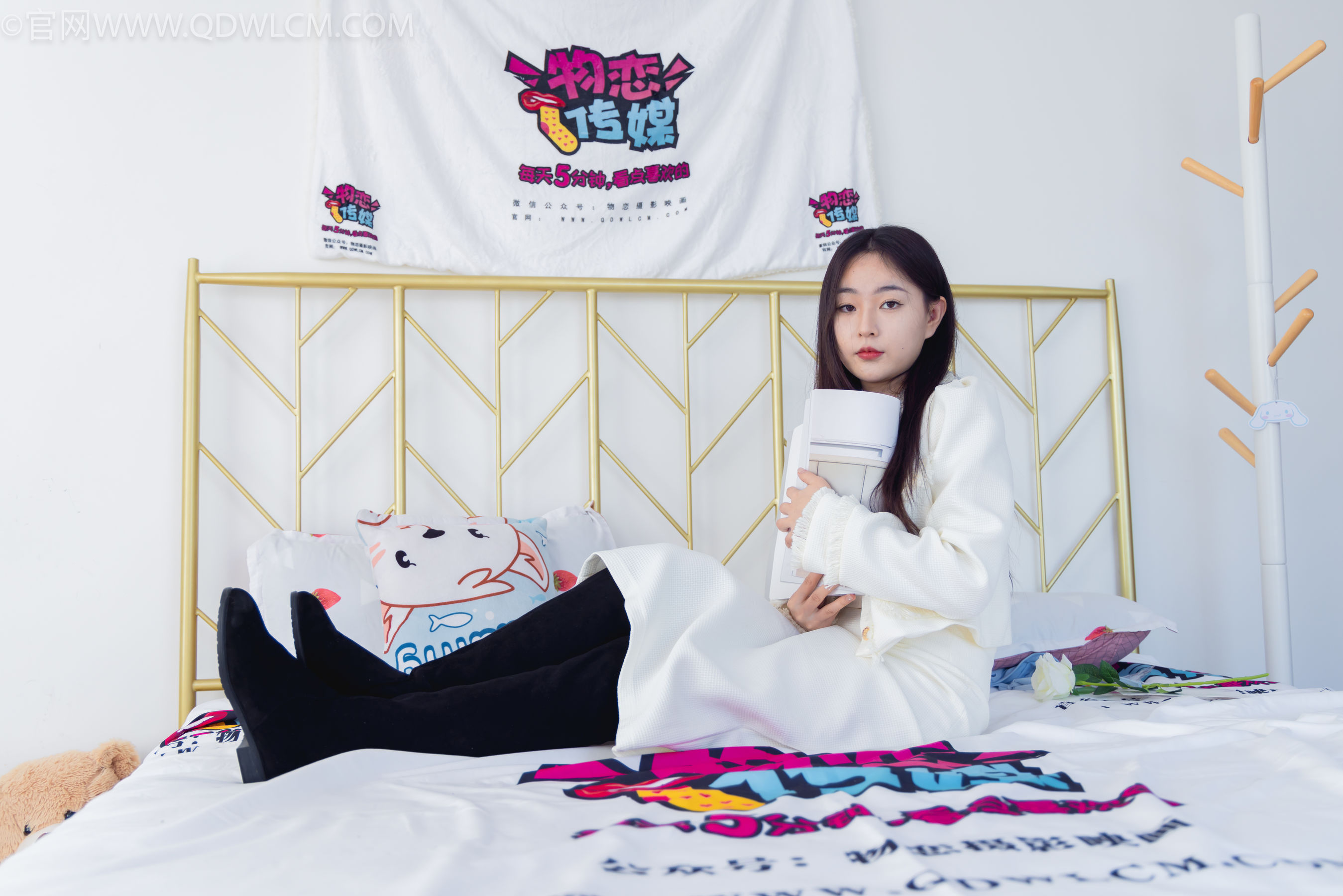 物恋传媒 No.2335 美兔 - 布鞋、长靴、白棉袜、薄肉丝/(227P)