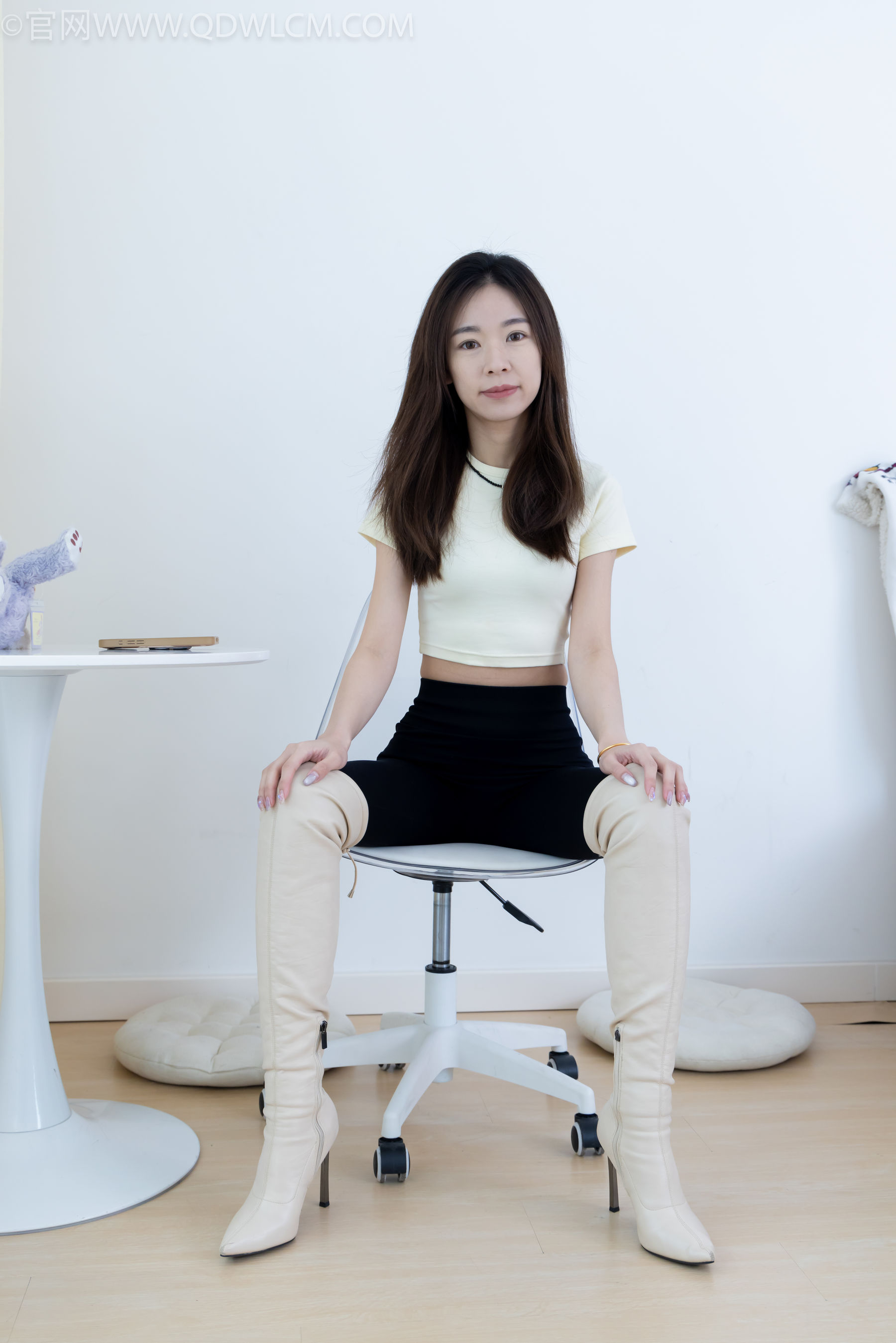 物恋传媒 No.2339 婷婷 - 长靴、白棉袜、裸足/(175P)