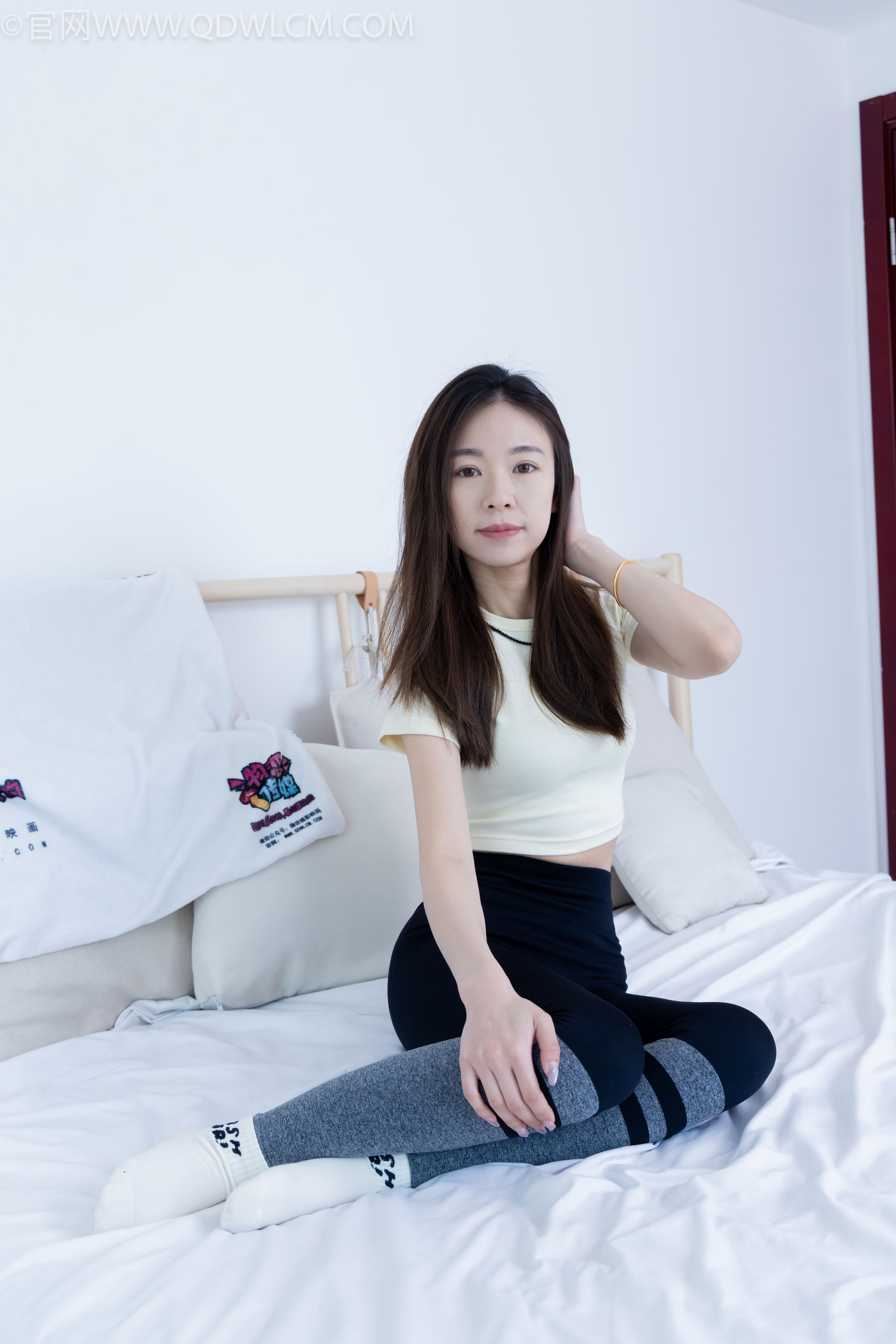 物恋传媒 No.2339 婷婷 - 长靴、白棉袜、裸足/(175P)