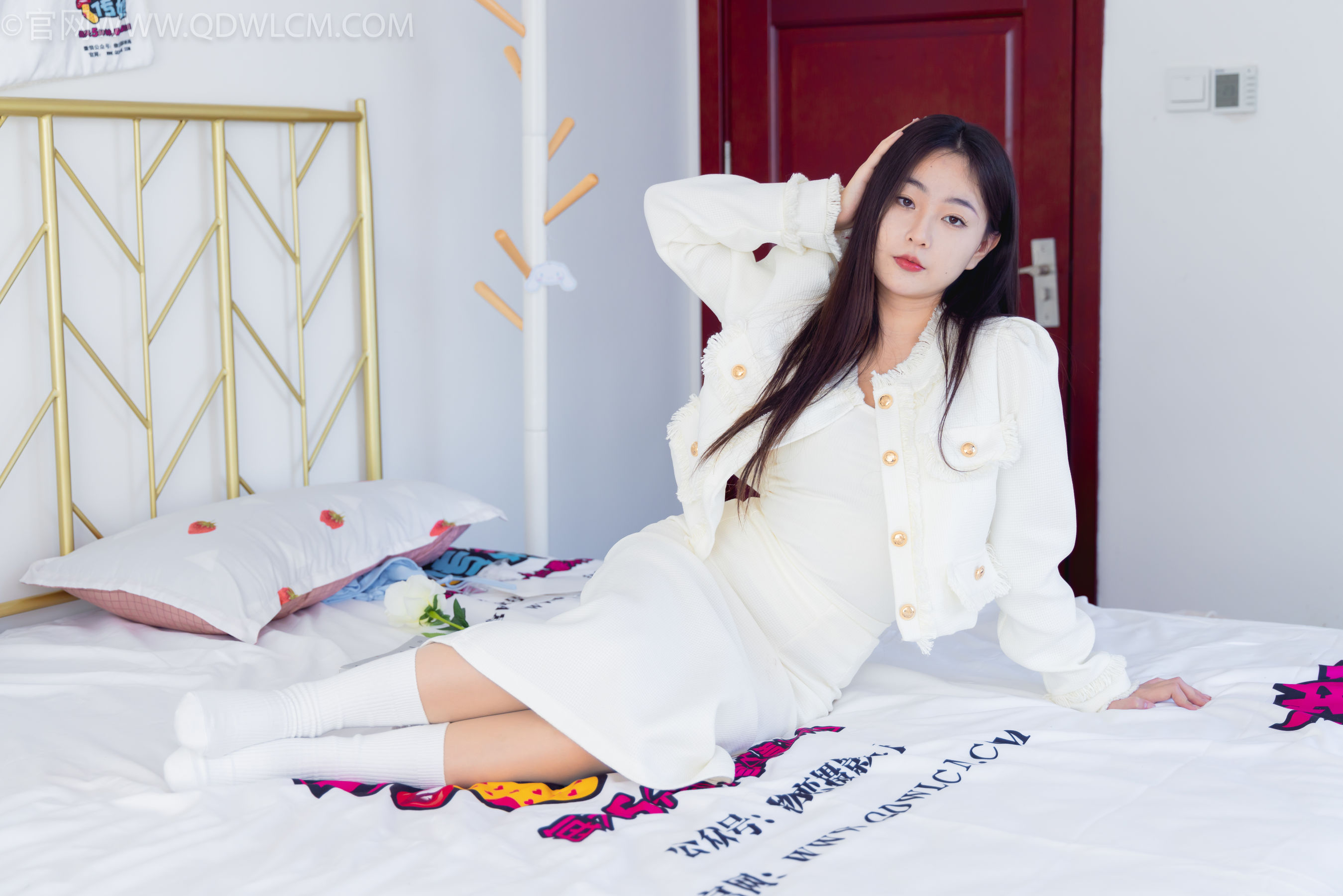 物恋传媒 No.2335 美兔 - 布鞋、长靴、白棉袜、薄肉丝/(227P)