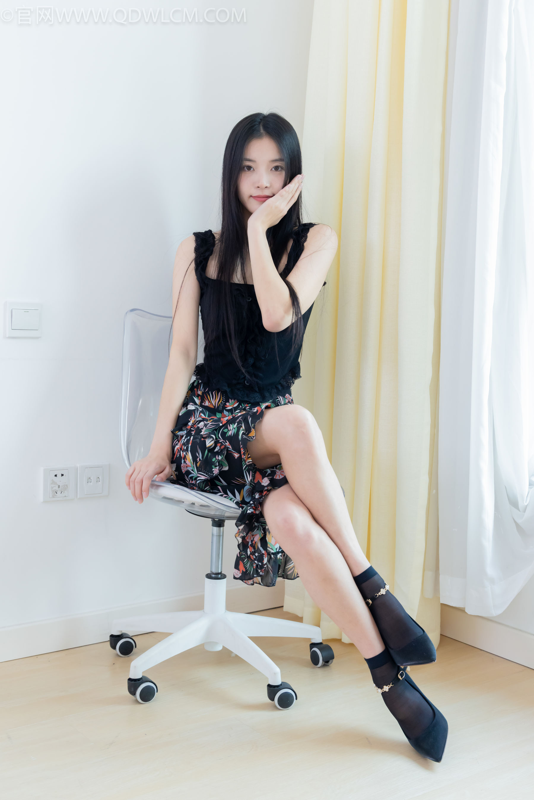 物恋传媒 No.2332 茯苓 - 短靴、短黑丝、裸足/(184P)