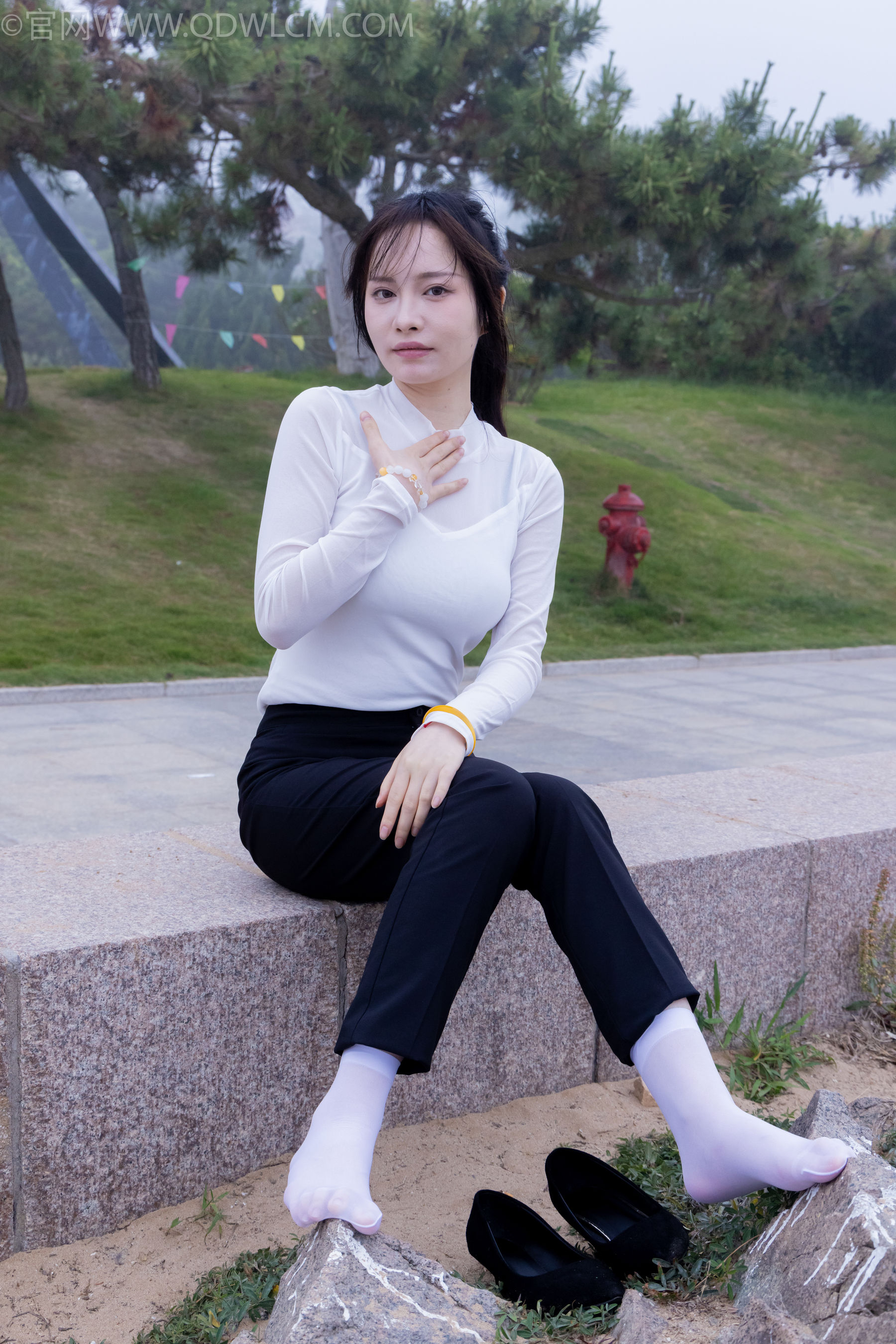 物恋传媒 No.2337 小酒 - 高跟鞋、短黑丝、短白丝/(315P)