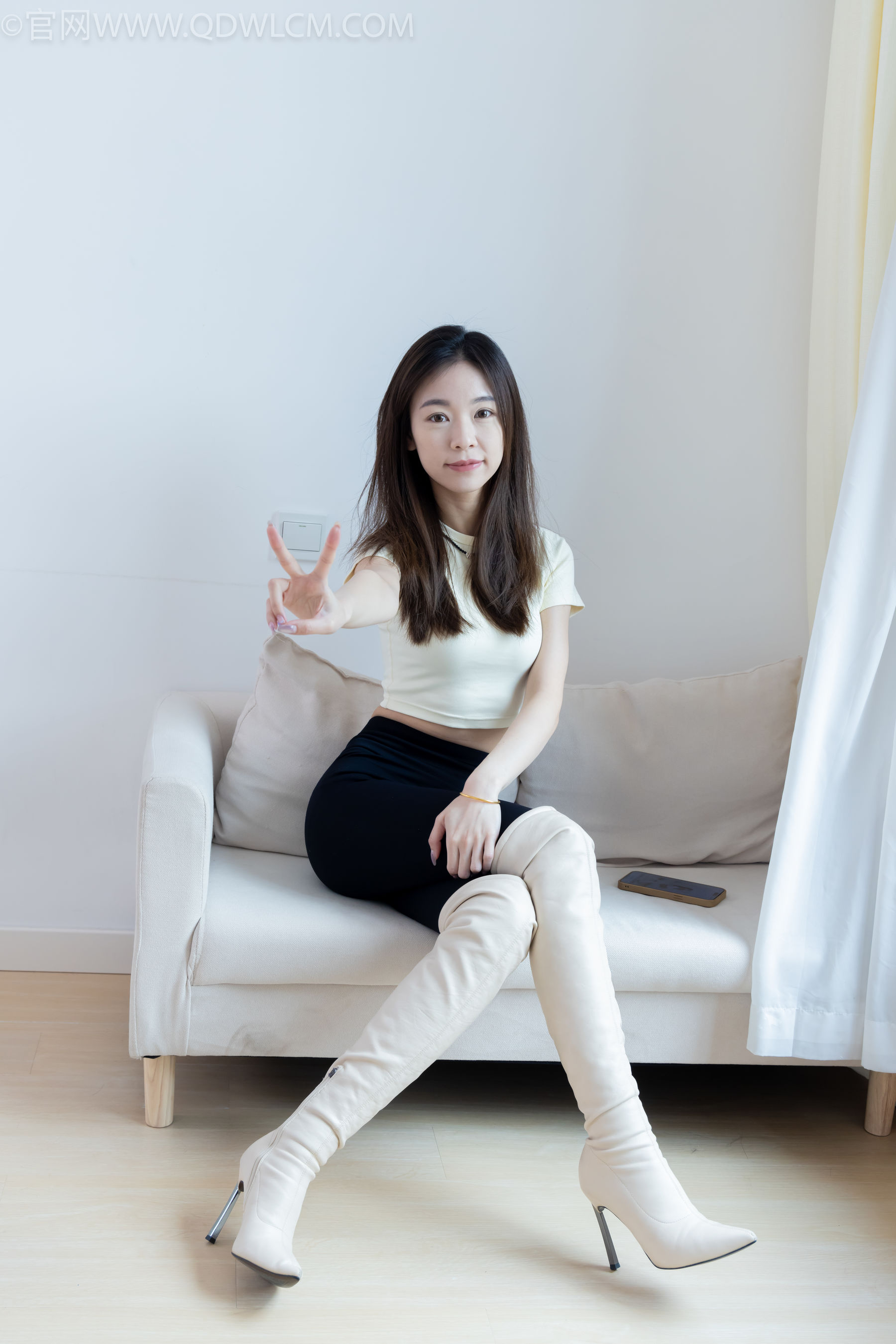 物恋传媒 No.2339 婷婷 - 长靴、白棉袜、裸足/(175P)