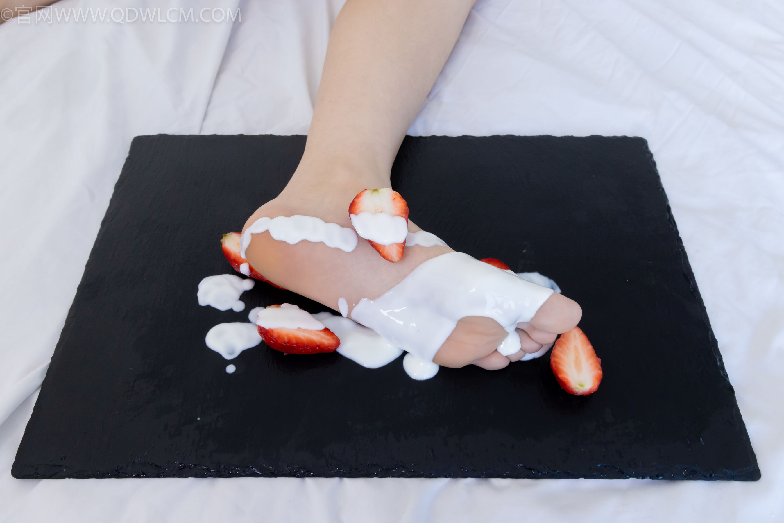 物恋传媒 No.2331 菜菜 - 高跟鞋、薄黑丝、裸足/(352P)