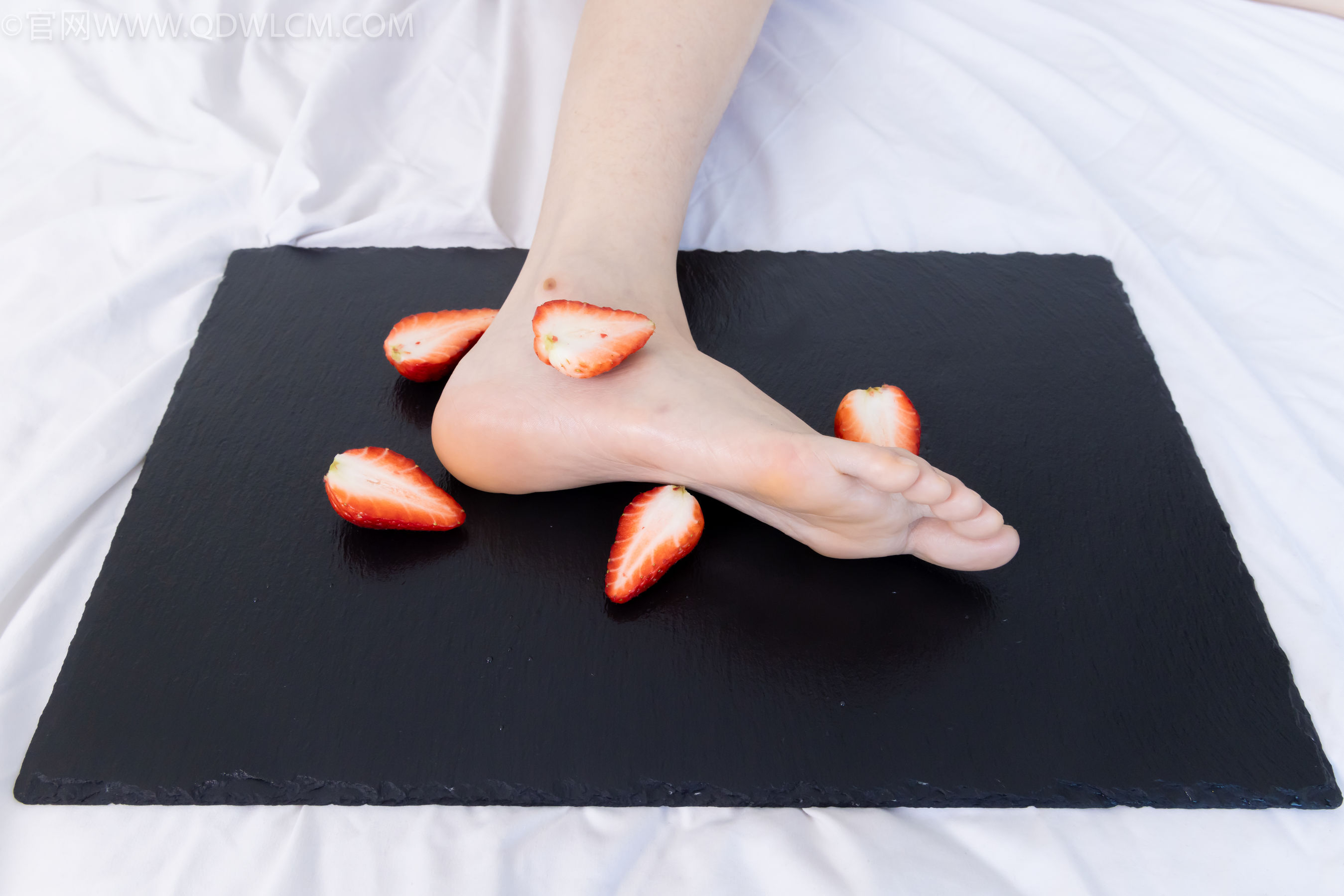 物恋传媒 No.2331 菜菜 - 高跟鞋、薄黑丝、裸足/(352P)