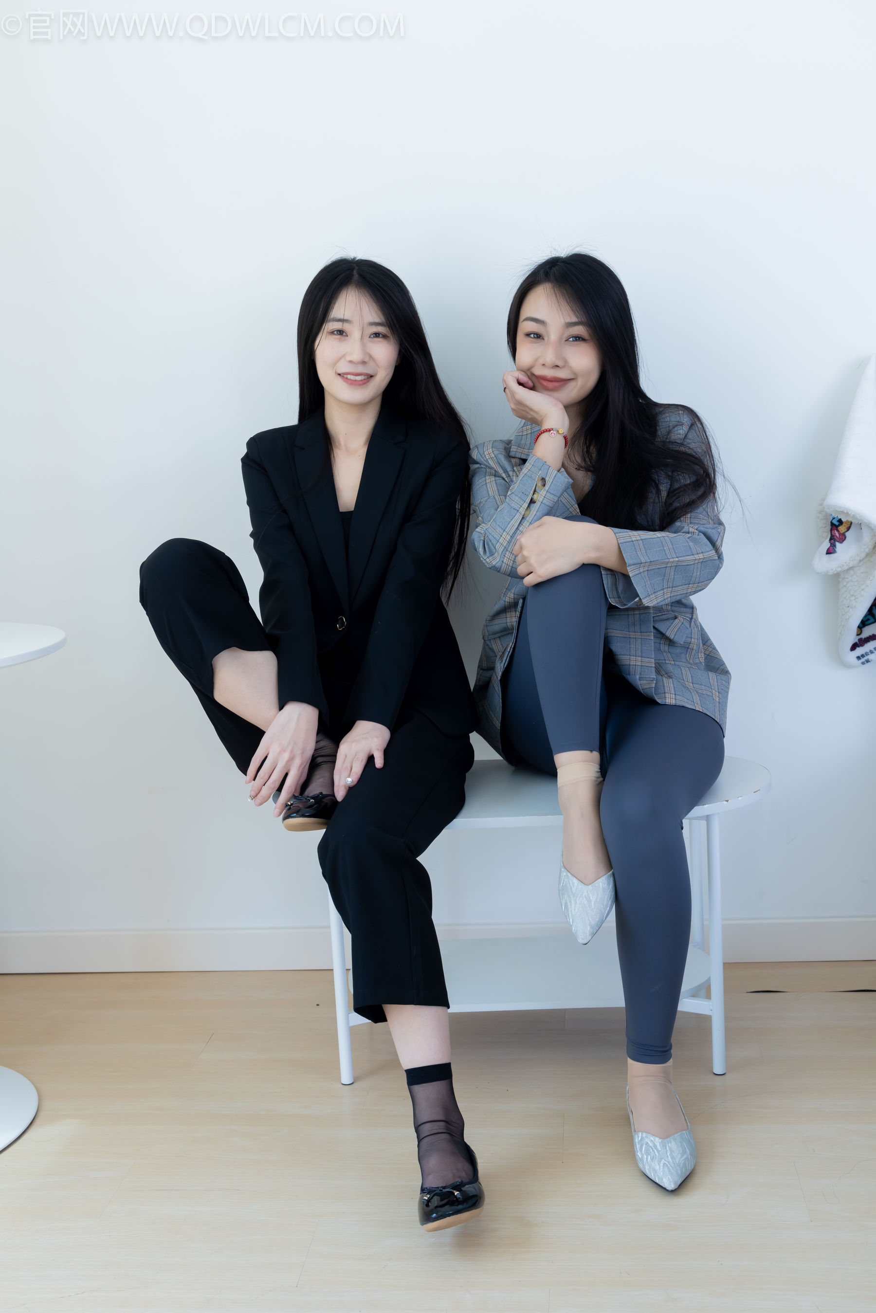 物恋传媒 No.2338 菜菜&岚岚 - 两双平底鞋、短黑丝、短肉丝/(169P)