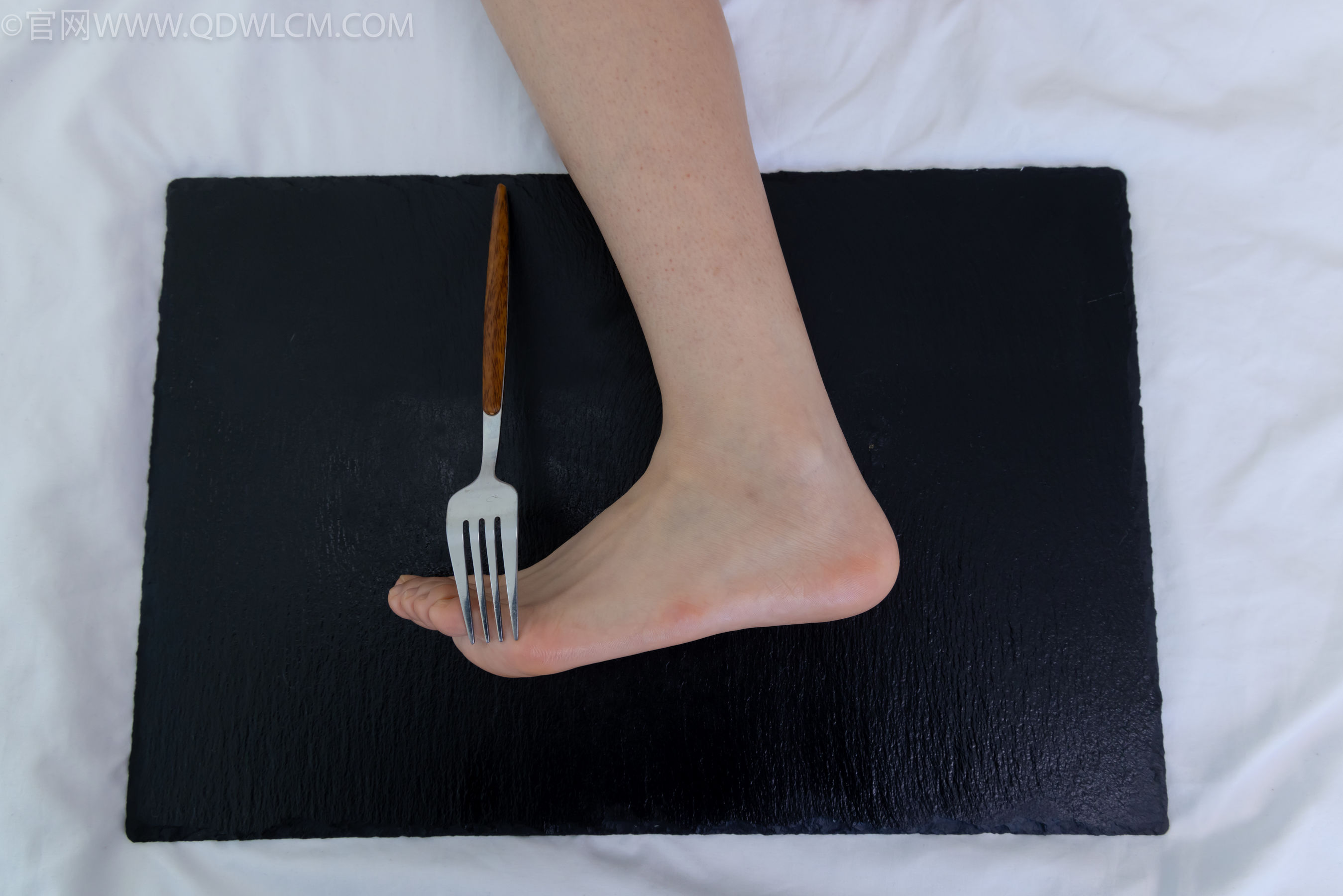 物恋传媒 No.2334 嘉木 - 运动鞋、厚白丝、裸足、裸足/(242P)