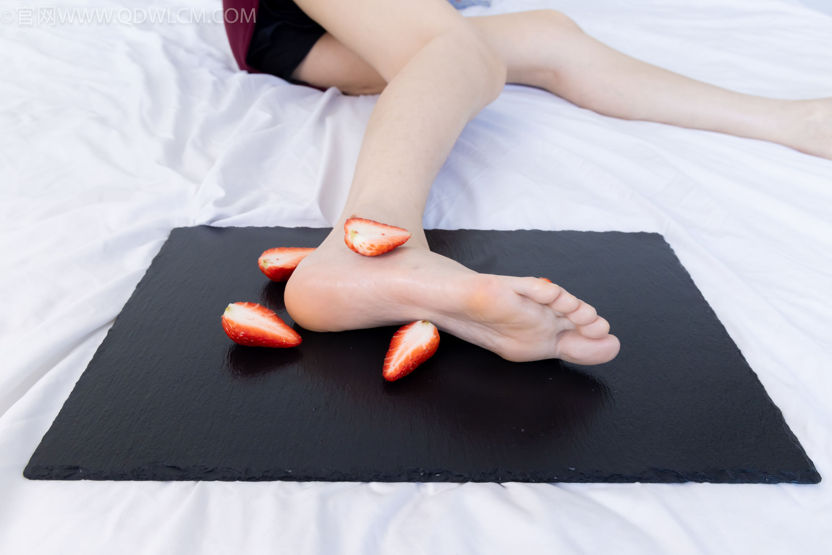 物恋传媒 No.2331 菜菜 - 高跟鞋、薄黑丝、裸足/(352P)