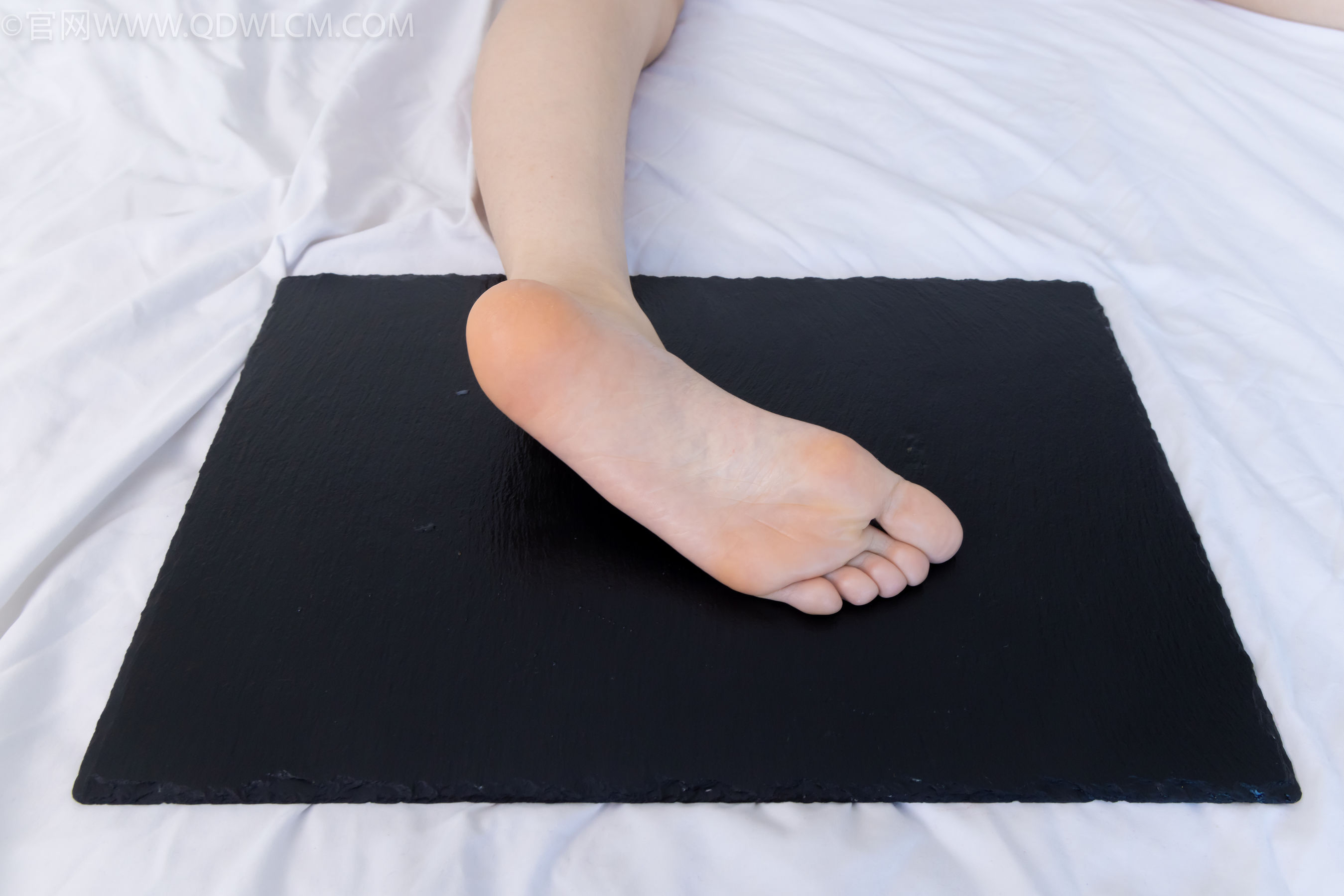 物恋传媒 No.2331 菜菜 - 高跟鞋、薄黑丝、裸足/(352P)