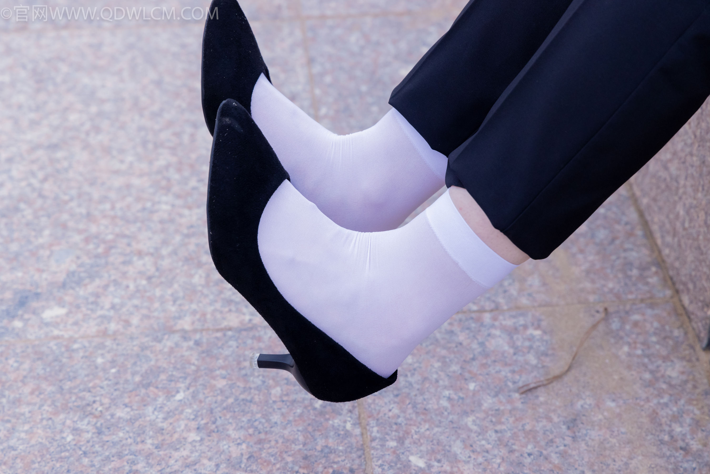 物恋传媒 No.2337 小酒 - 高跟鞋、短黑丝、短白丝/(315P)