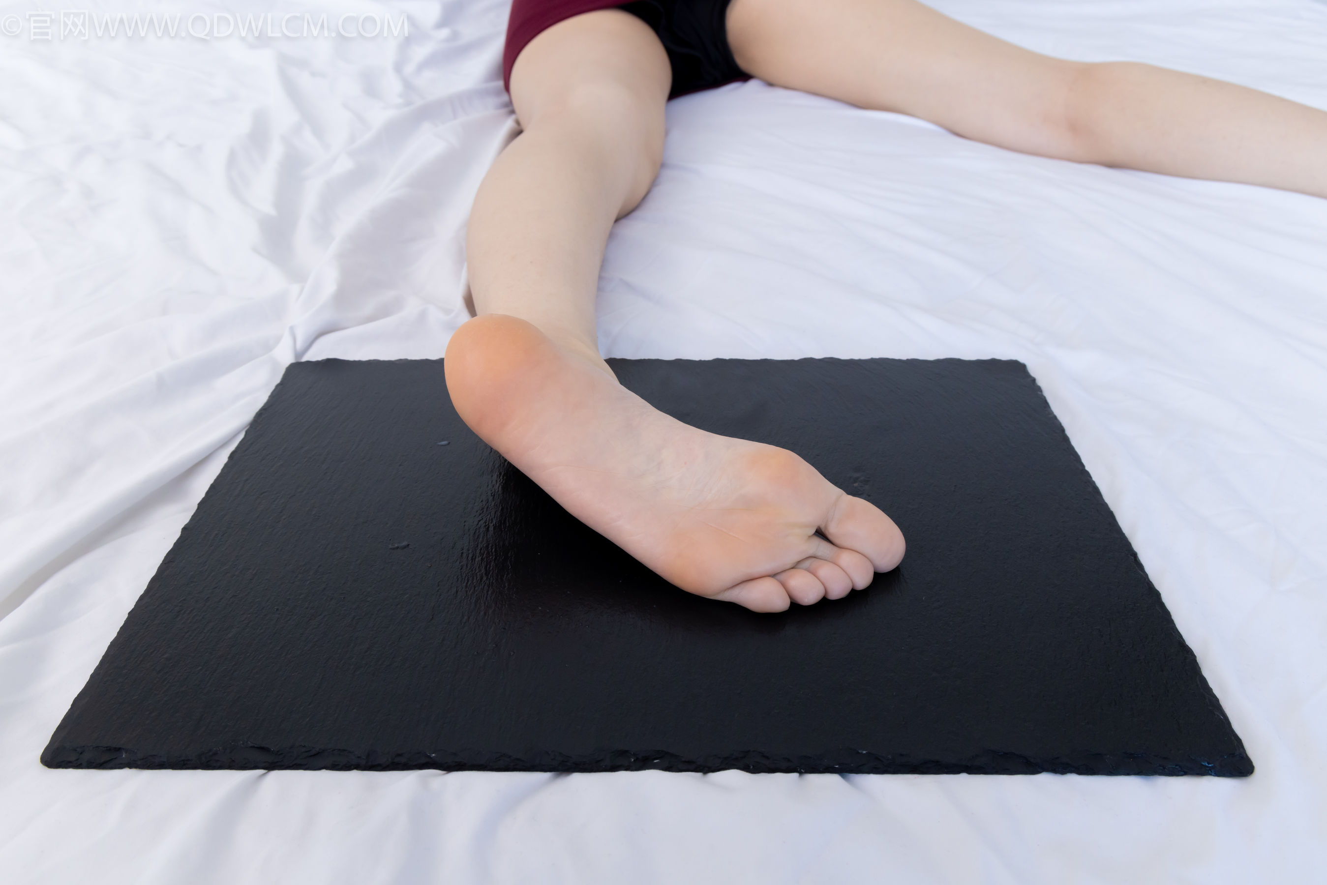 物恋传媒 No.2331 菜菜 - 高跟鞋、薄黑丝、裸足/(352P)