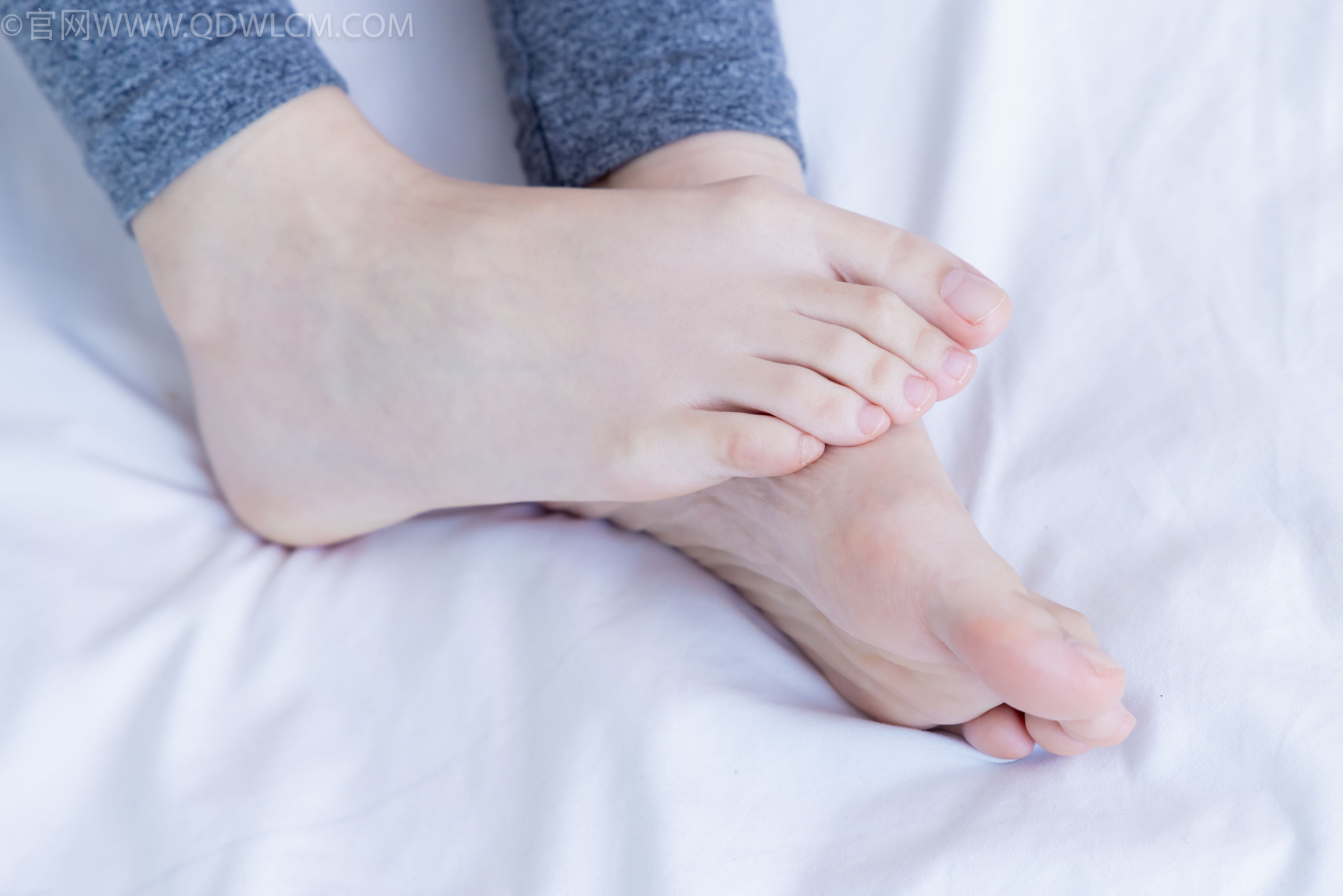 物恋传媒 No.2339 婷婷 - 长靴、白棉袜、裸足/(175P)