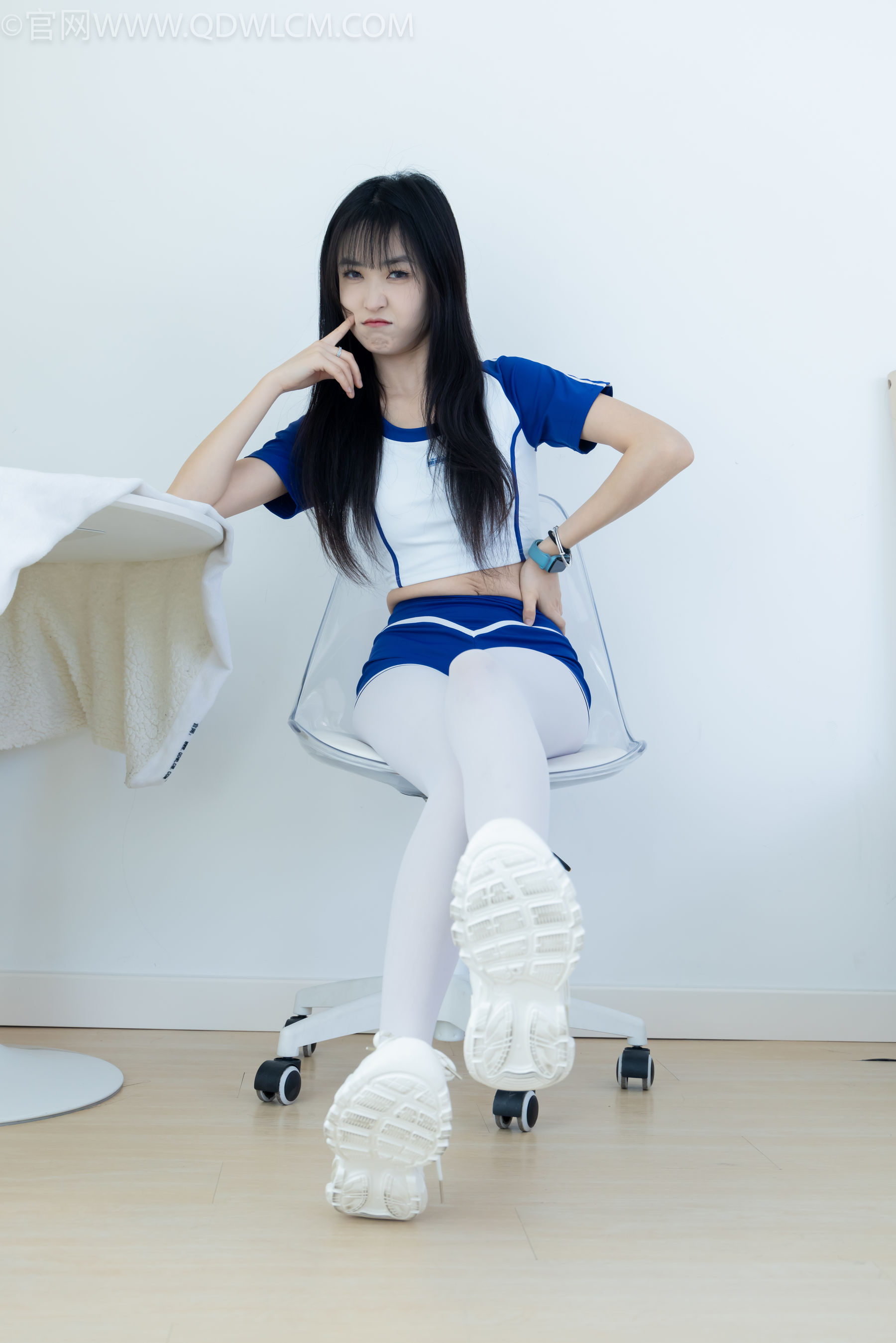 物恋传媒 No.2334 嘉木 - 运动鞋、厚白丝、裸足、裸足/(242P)