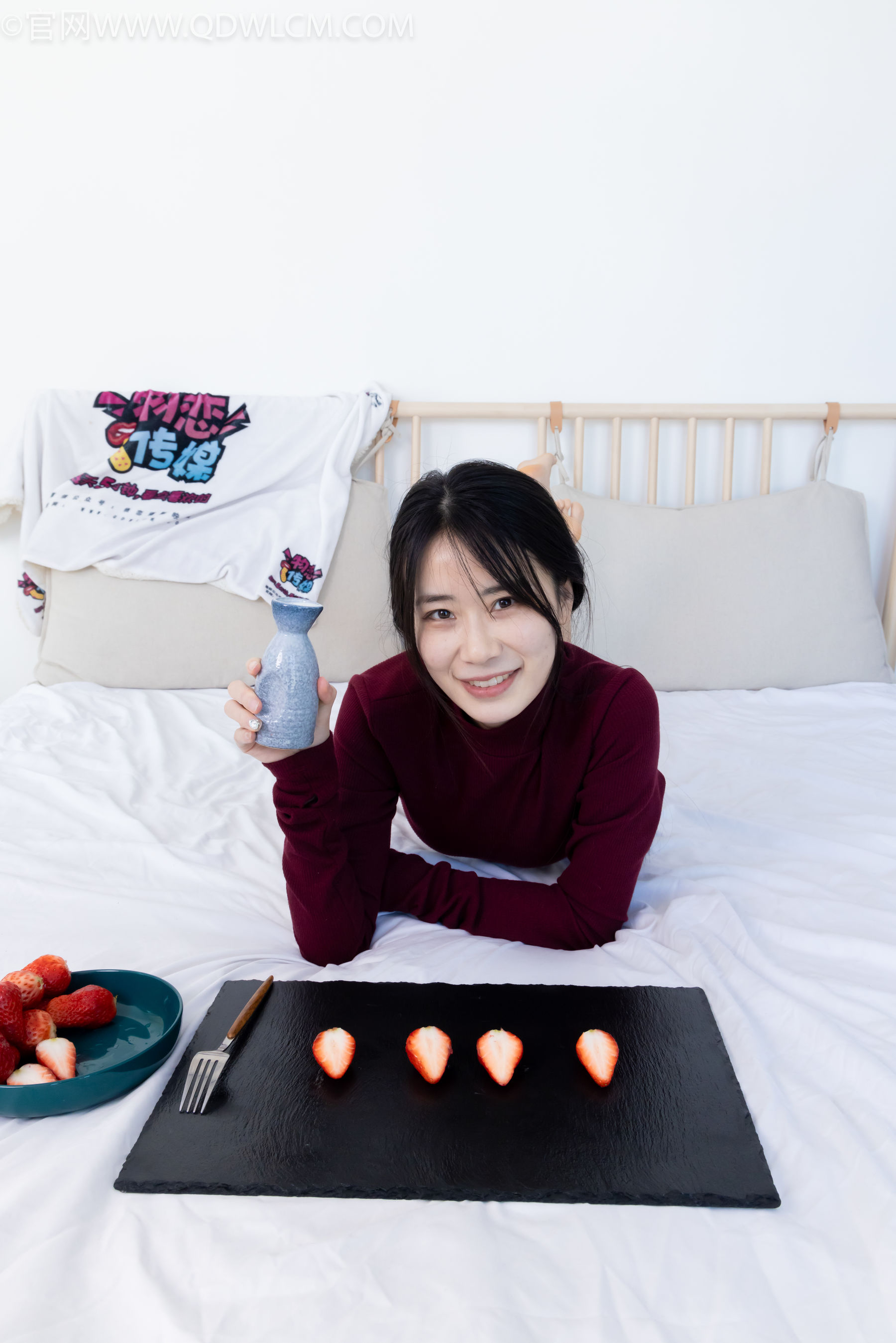 物恋传媒 No.2331 菜菜 - 高跟鞋、薄黑丝、裸足/(352P)