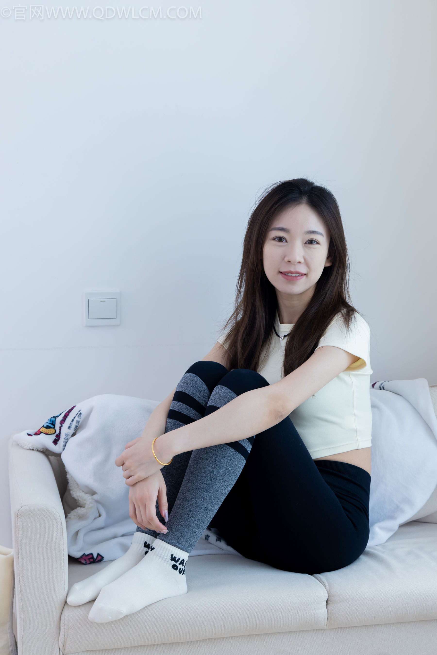 物恋传媒 No.2339 婷婷 - 长靴、白棉袜、裸足/(175P)