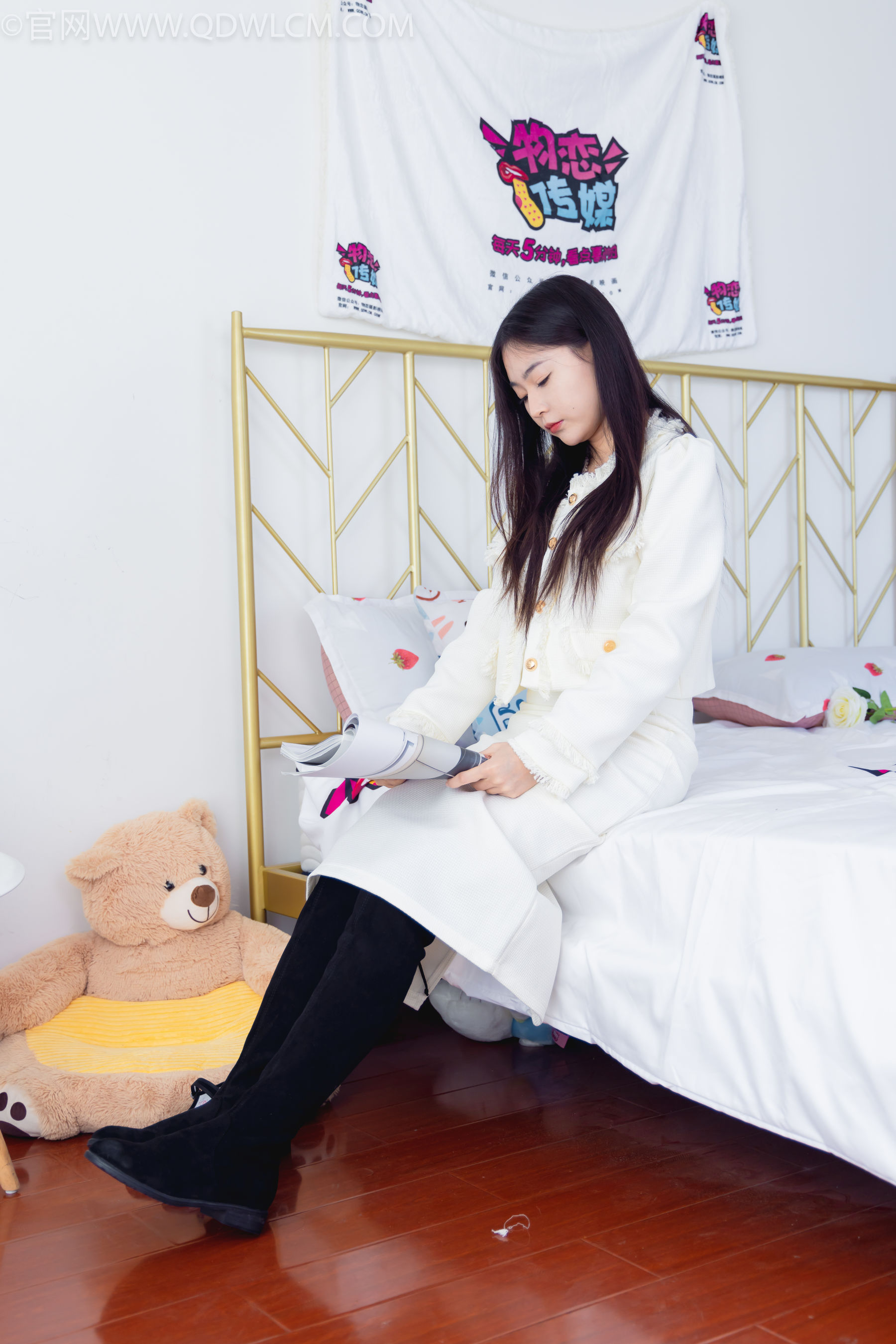 物恋传媒 No.2335 美兔 - 布鞋、长靴、白棉袜、薄肉丝/(227P)