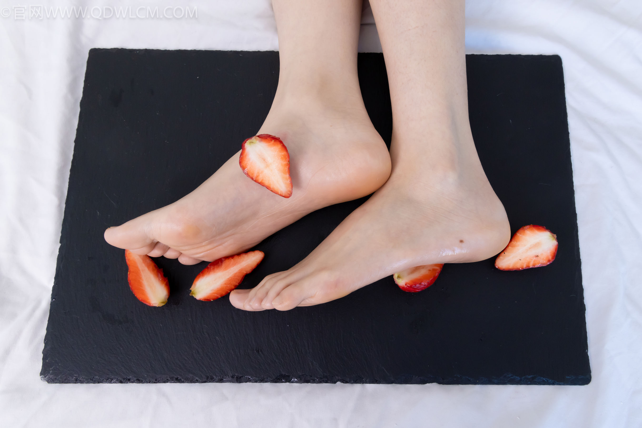 物恋传媒 No.2331 菜菜 - 高跟鞋、薄黑丝、裸足/(352P)