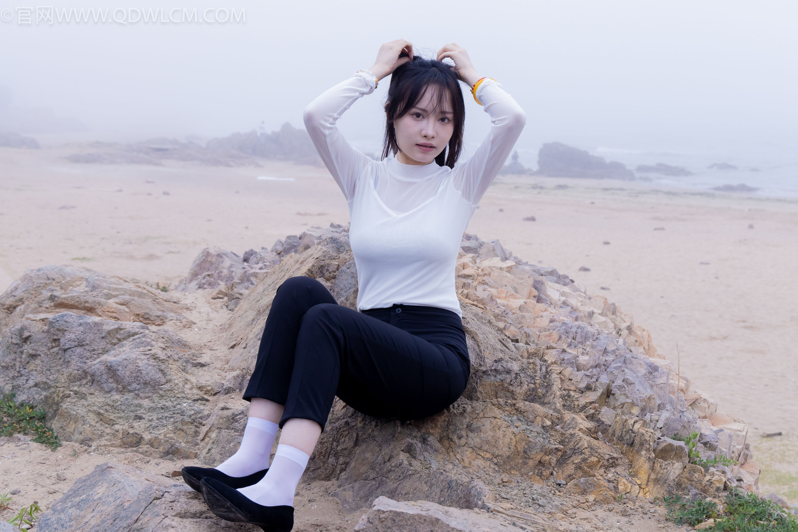 物恋传媒 No.2337 小酒 - 高跟鞋、短黑丝、短白丝/(315P)