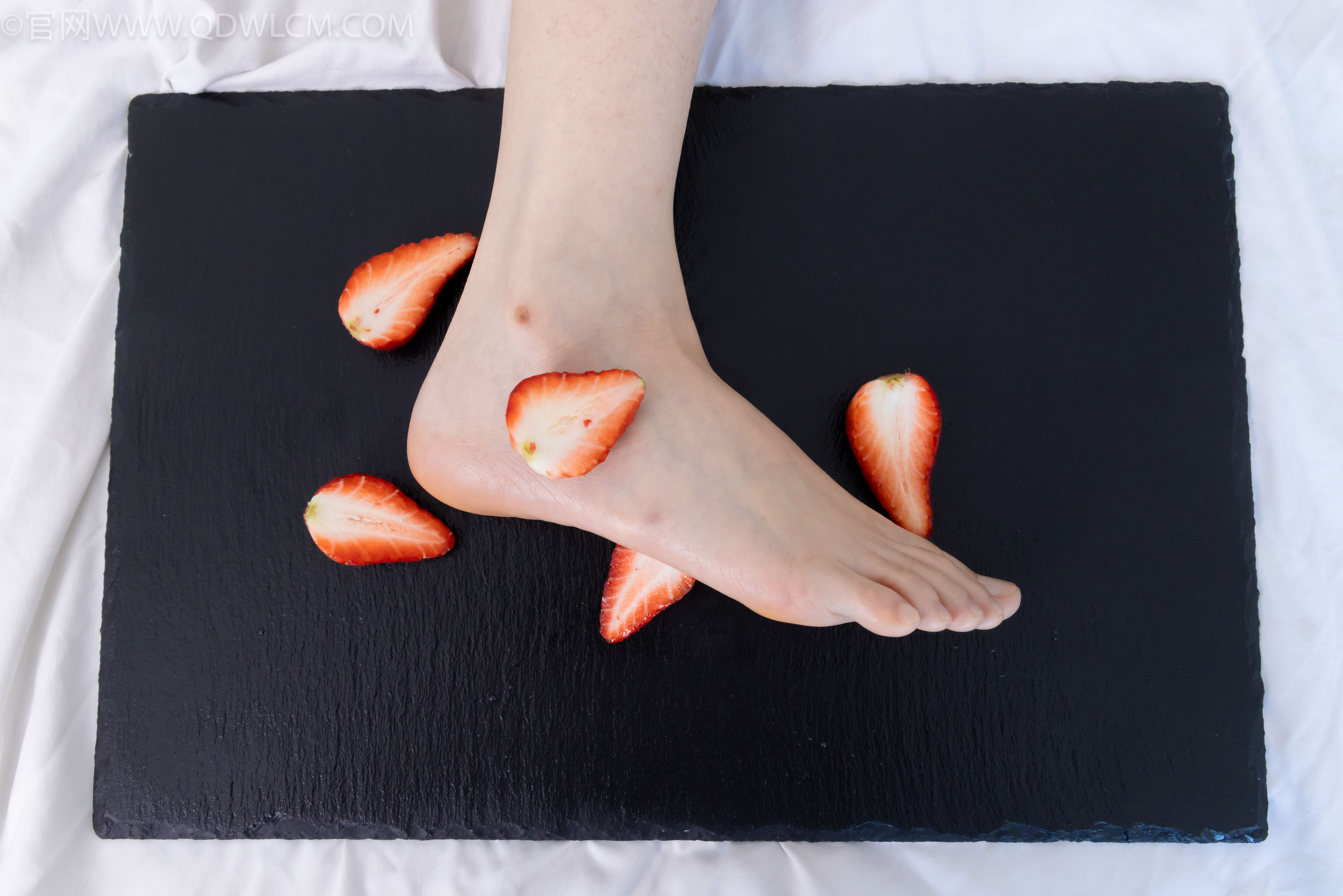 物恋传媒 No.2331 菜菜 - 高跟鞋、薄黑丝、裸足/(352P)