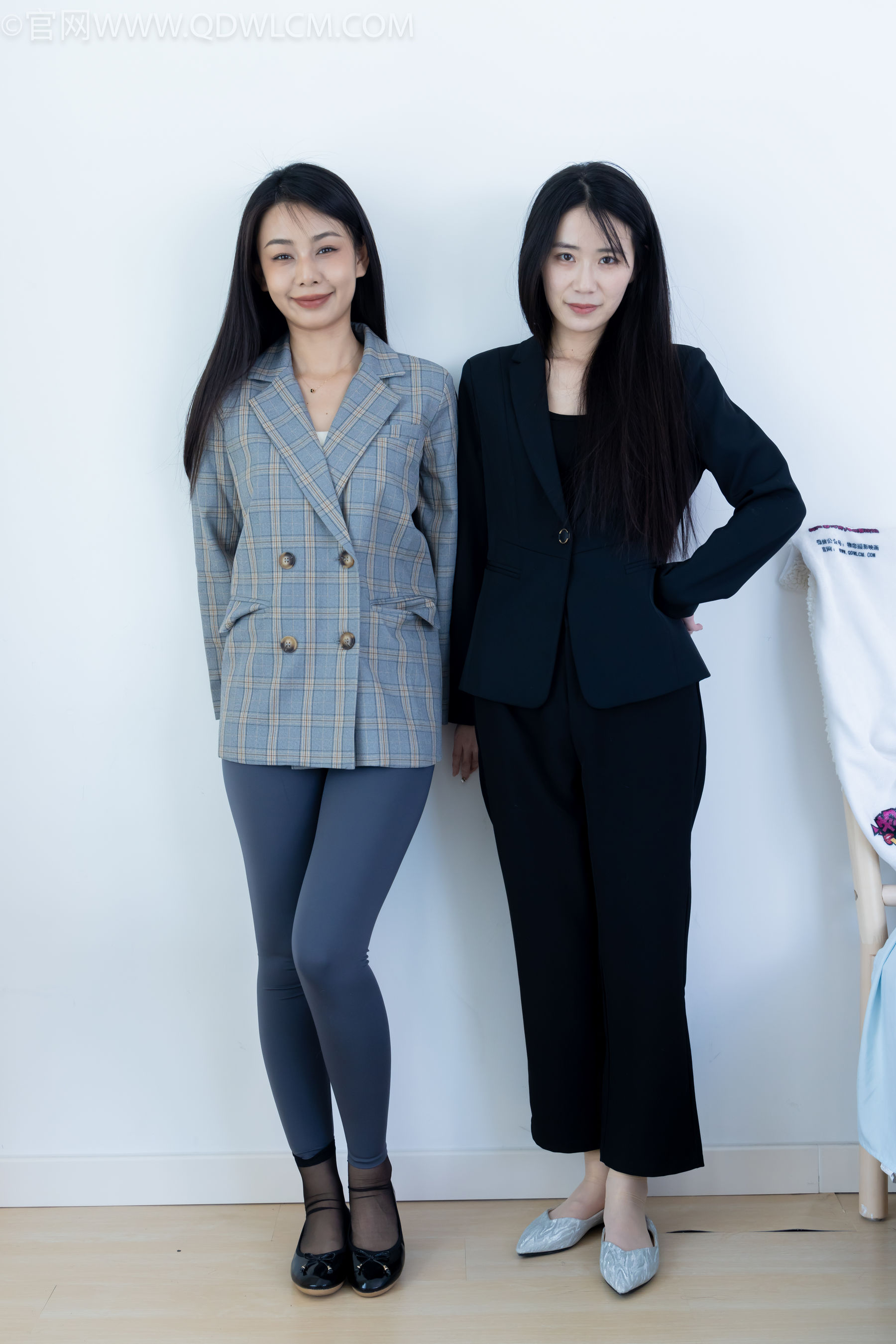 物恋传媒 No.2338 菜菜&岚岚 - 两双平底鞋、短黑丝、短肉丝/(169P)