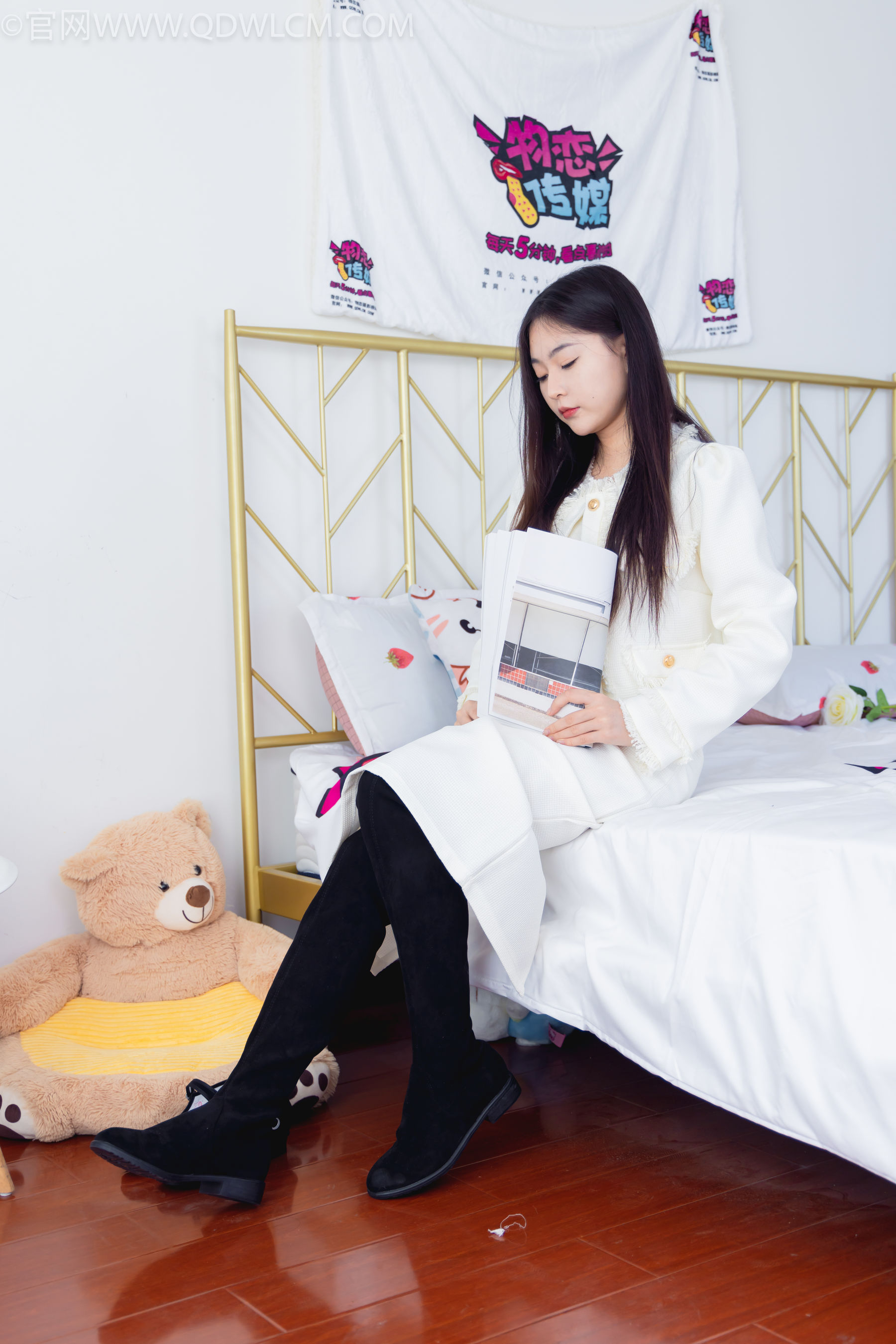 物恋传媒 No.2335 美兔 - 布鞋、长靴、白棉袜、薄肉丝/(227P)