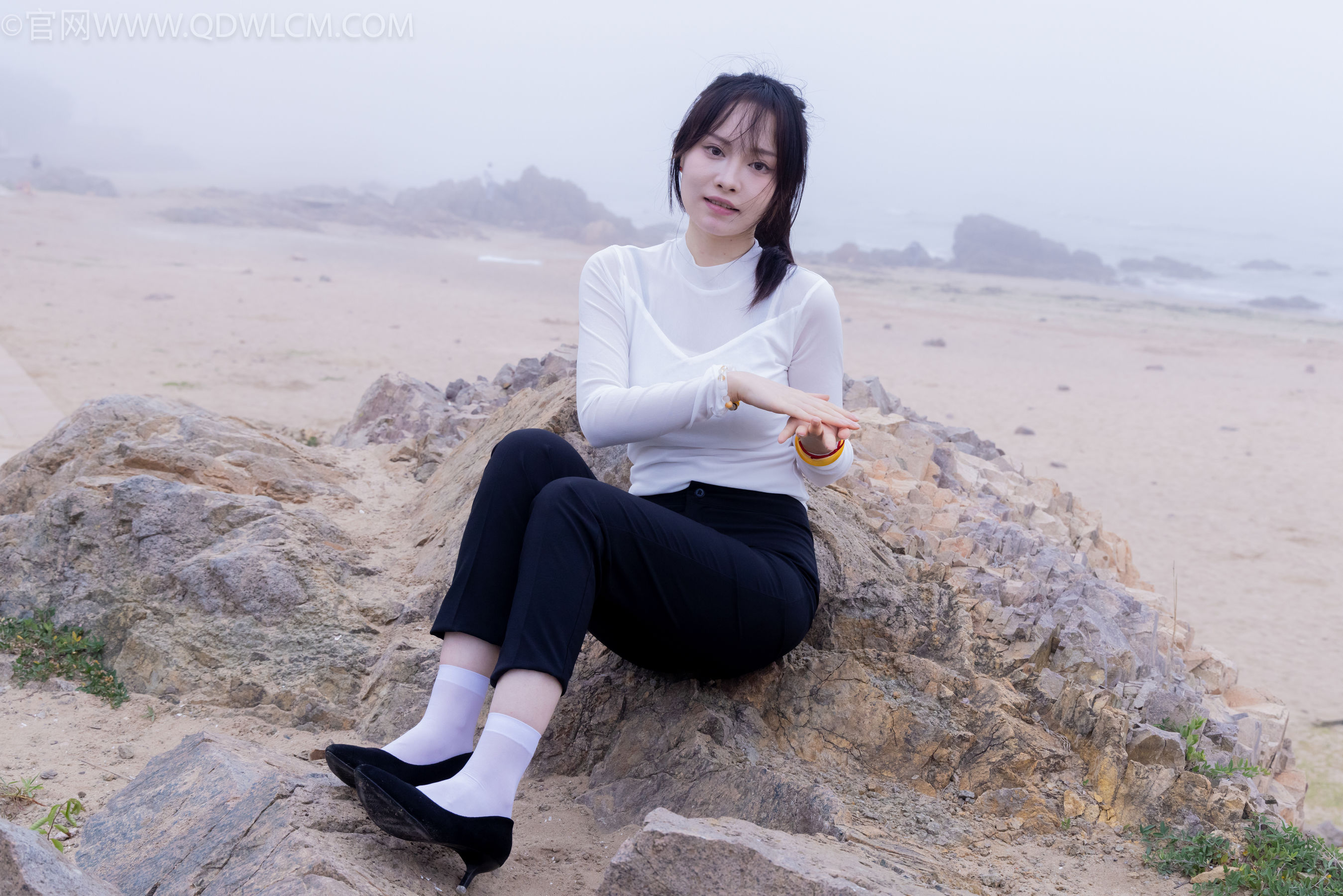 物恋传媒 No.2337 小酒 - 高跟鞋、短黑丝、短白丝/(315P)