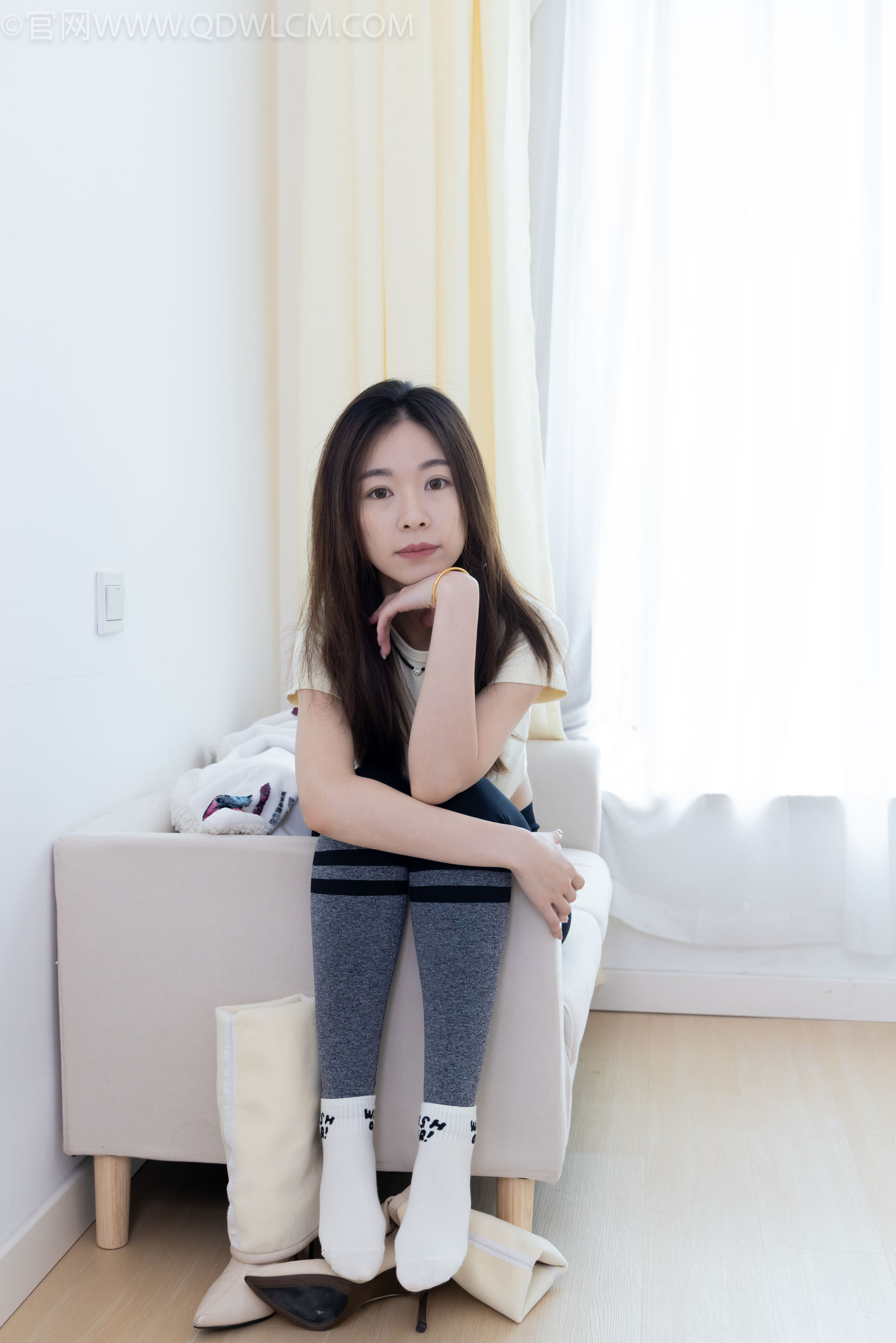 物恋传媒 No.2339 婷婷 - 长靴、白棉袜、裸足/(175P)