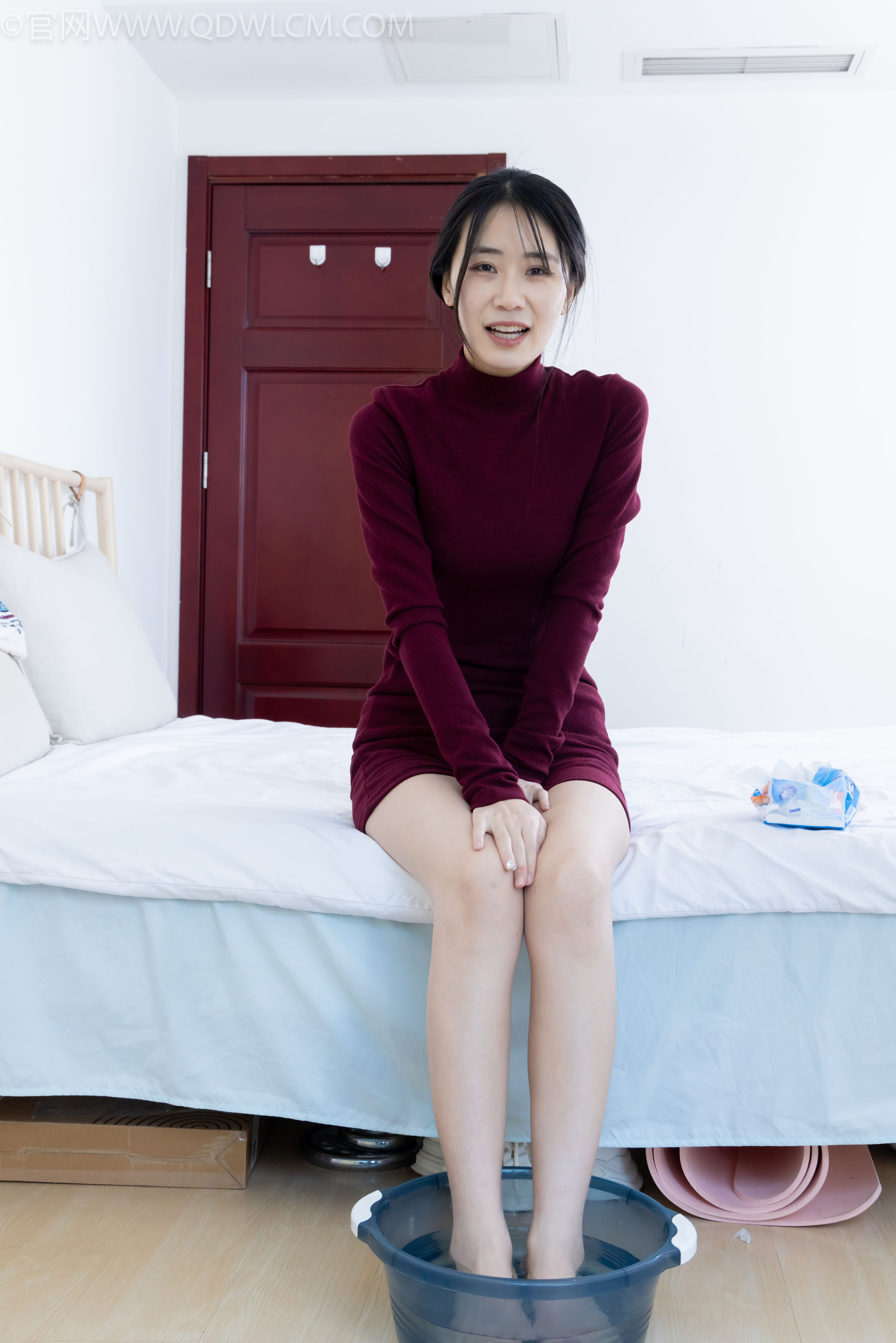 物恋传媒 No.2331 菜菜 - 高跟鞋、薄黑丝、裸足/(352P)