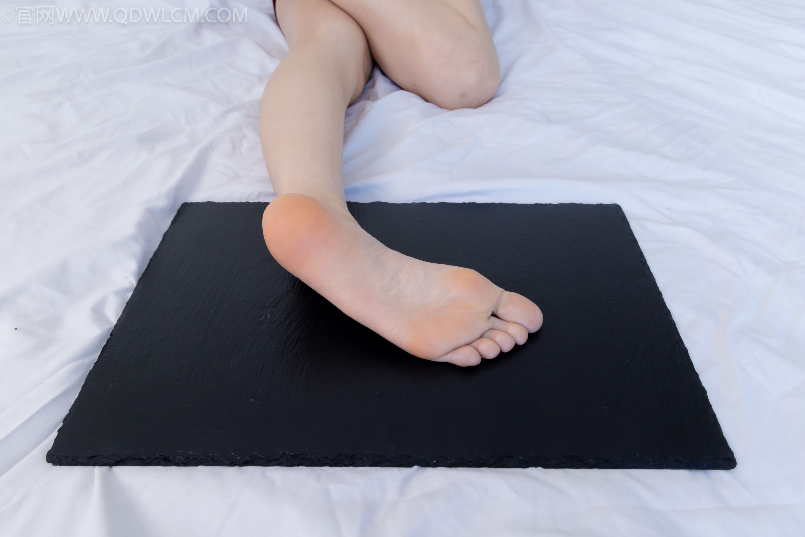 物恋传媒 No.2331 菜菜 - 高跟鞋、薄黑丝、裸足/(352P)