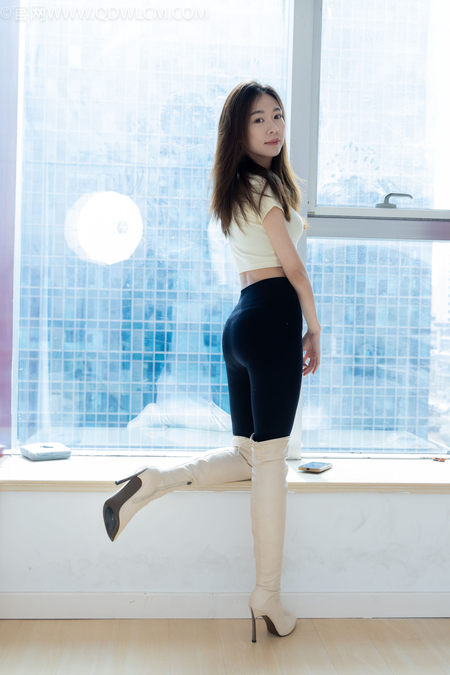 物恋传媒 No.2339 婷婷 - 长靴、白棉袜、裸足/(175P)