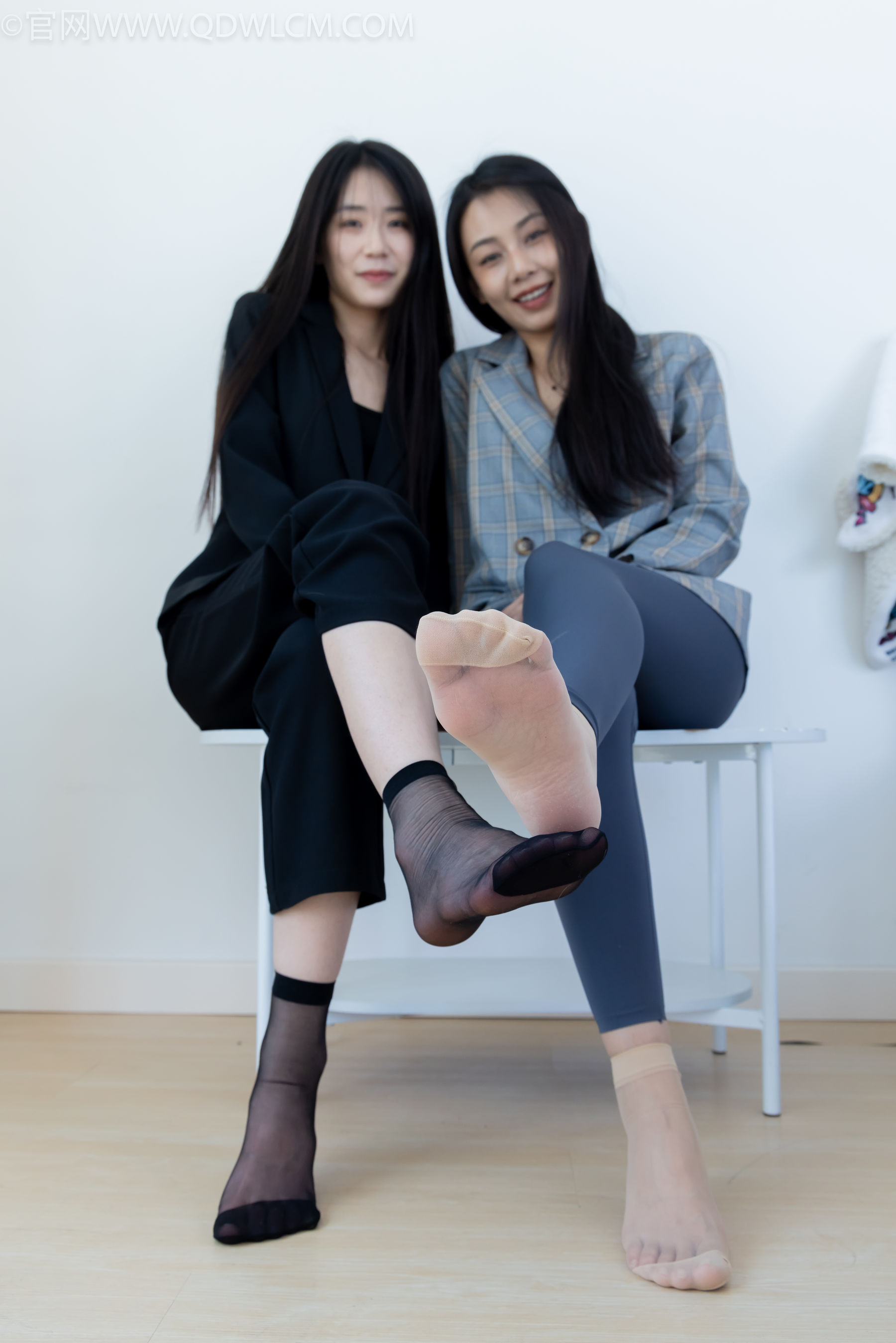 物恋传媒 No.2338 菜菜&岚岚 - 两双平底鞋、短黑丝、短肉丝/(169P)