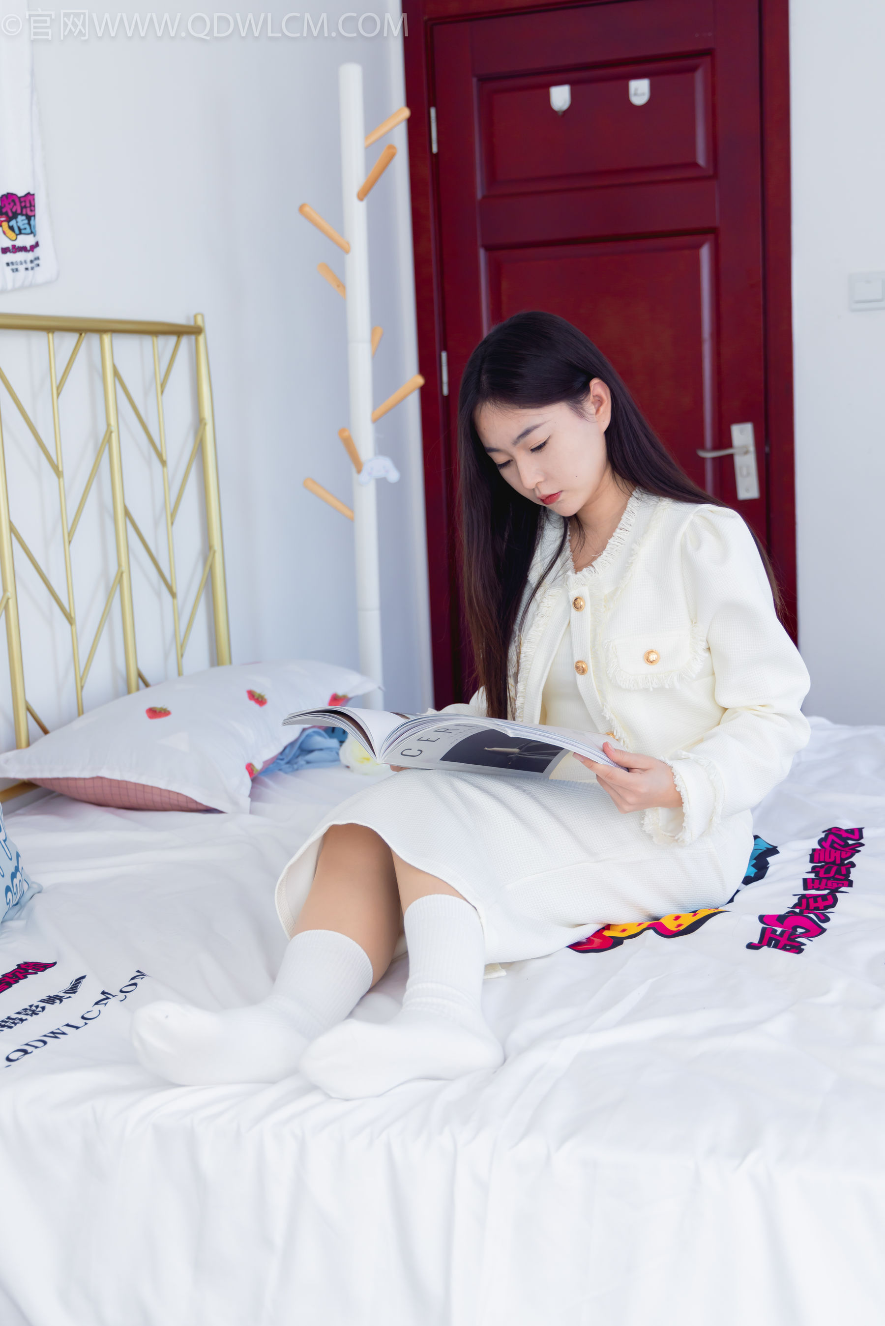 物恋传媒 No.2335 美兔 - 布鞋、长靴、白棉袜、薄肉丝/(227P)