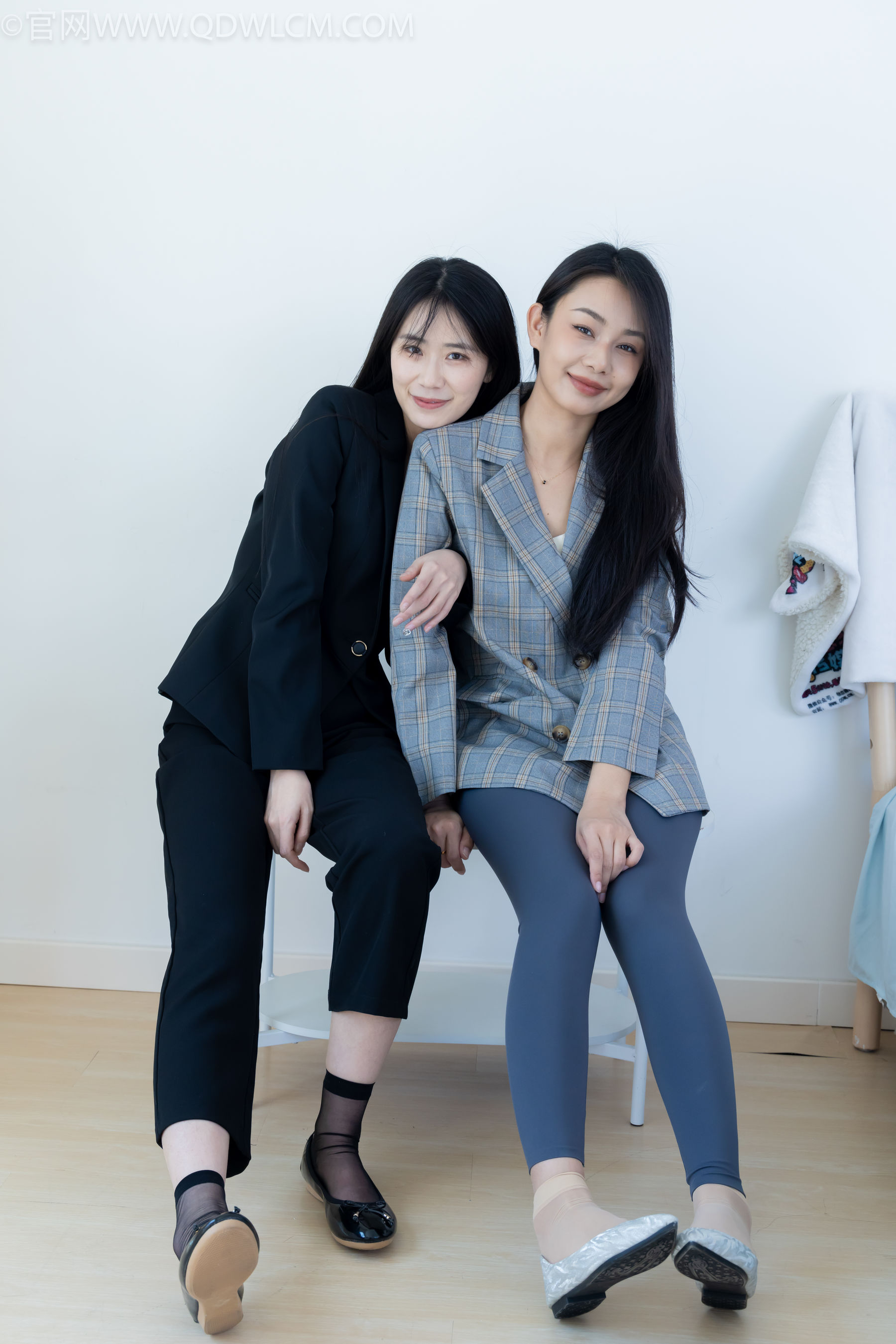 物恋传媒 No.2338 菜菜&岚岚 - 两双平底鞋、短黑丝、短肉丝/(169P)