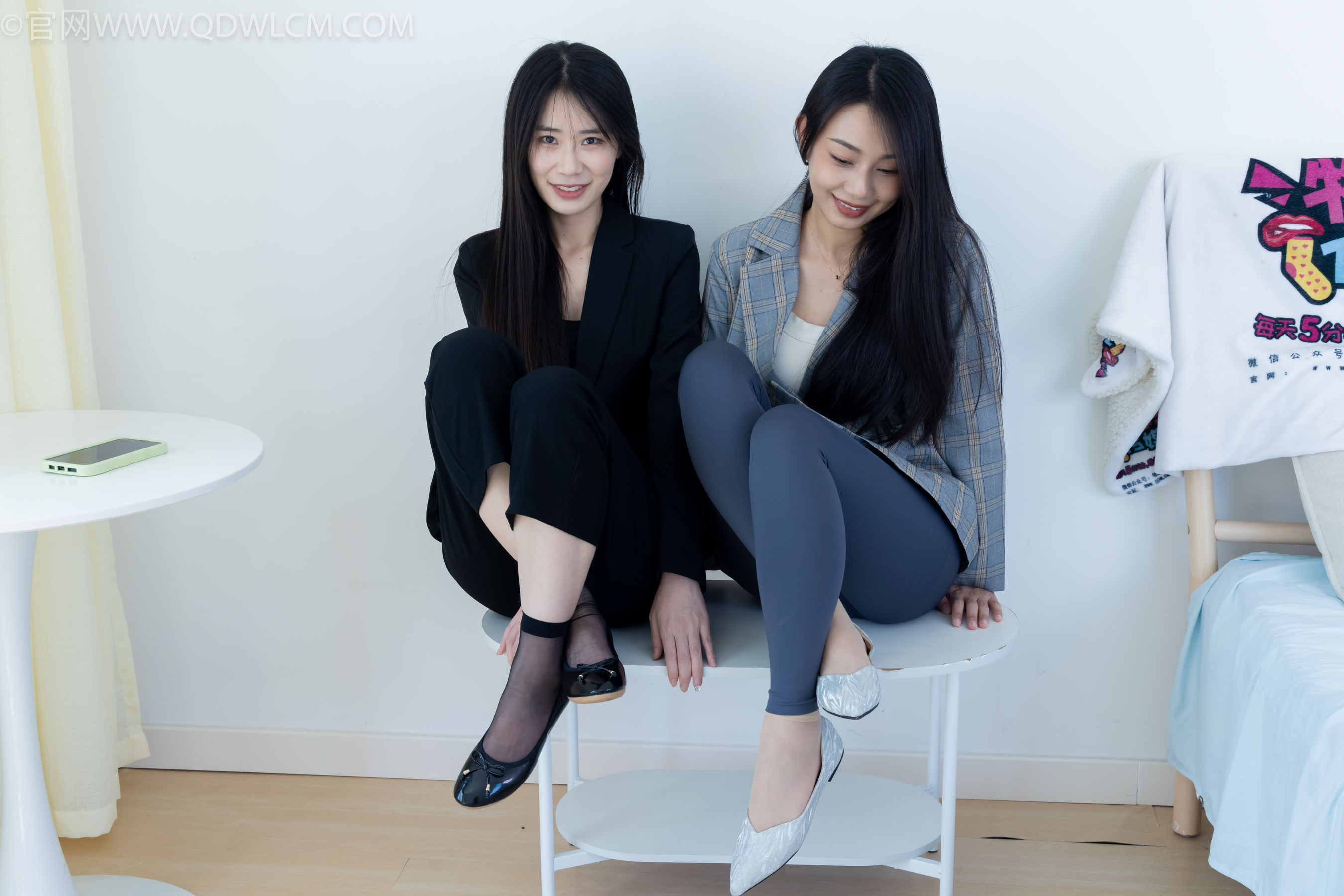 物恋传媒 No.2338 菜菜&岚岚 - 两双平底鞋、短黑丝、短肉丝/(169P)