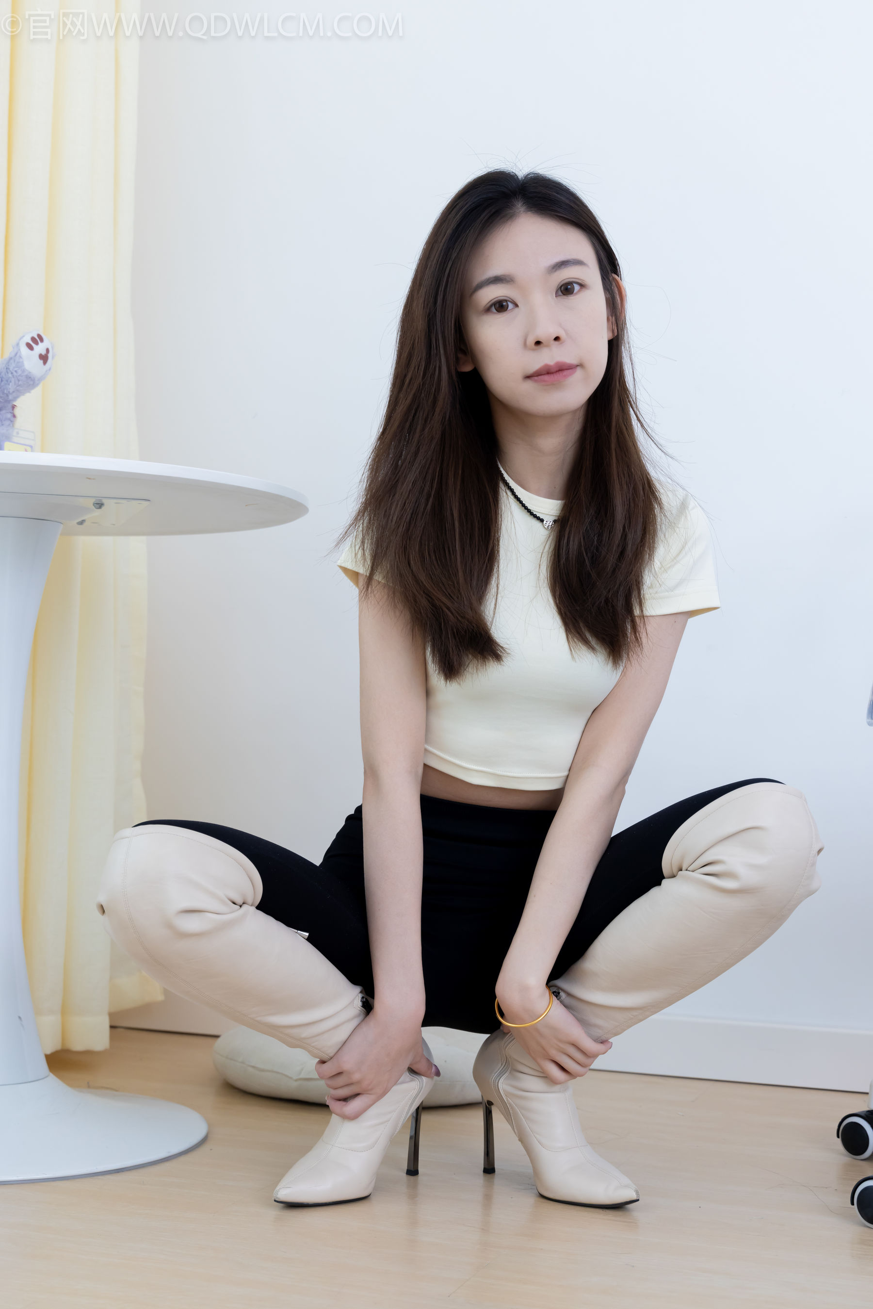 物恋传媒 No.2339 婷婷 - 长靴、白棉袜、裸足/(175P)