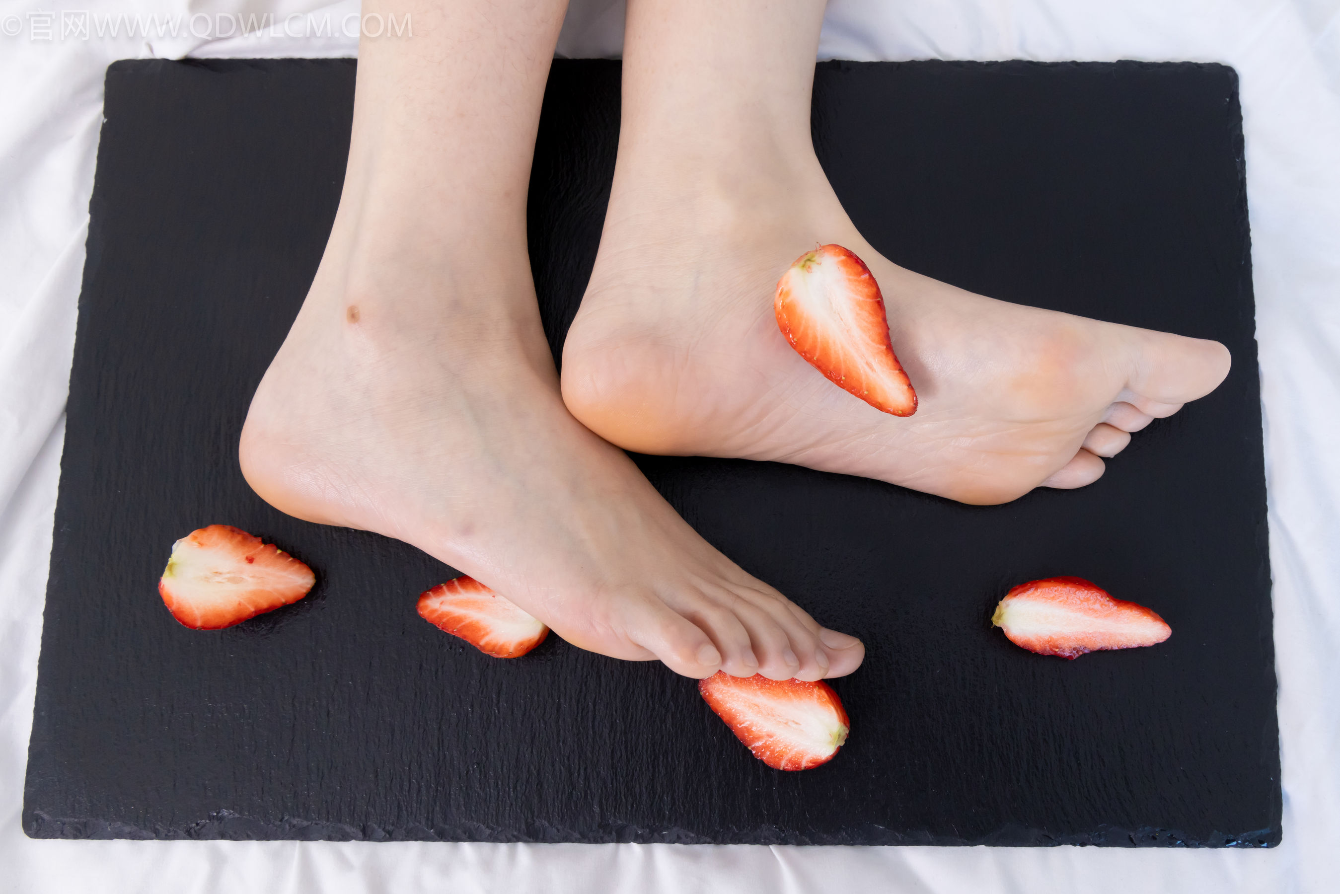 物恋传媒 No.2331 菜菜 - 高跟鞋、薄黑丝、裸足/(352P)