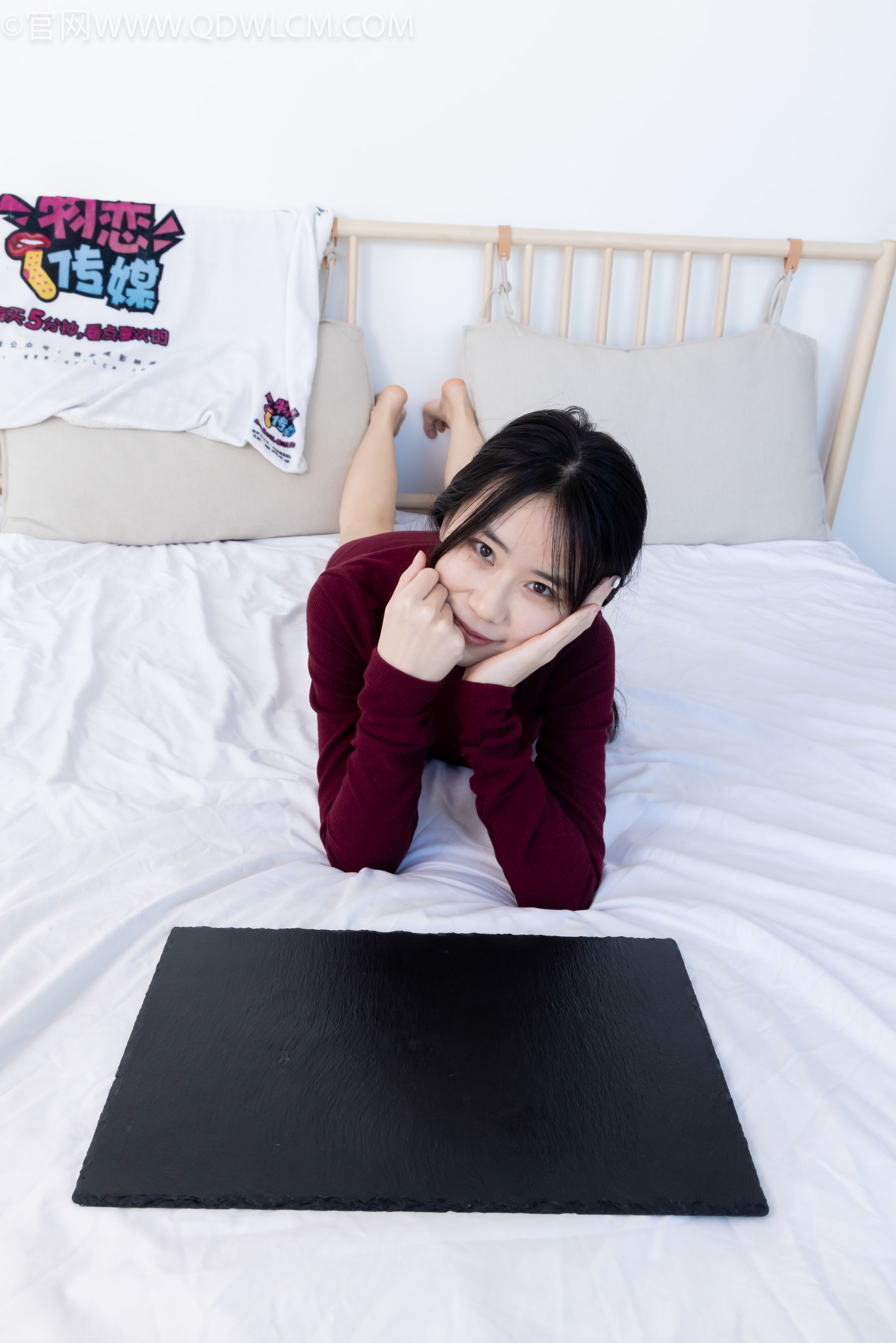 物恋传媒 No.2331 菜菜 - 高跟鞋、薄黑丝、裸足/(352P)