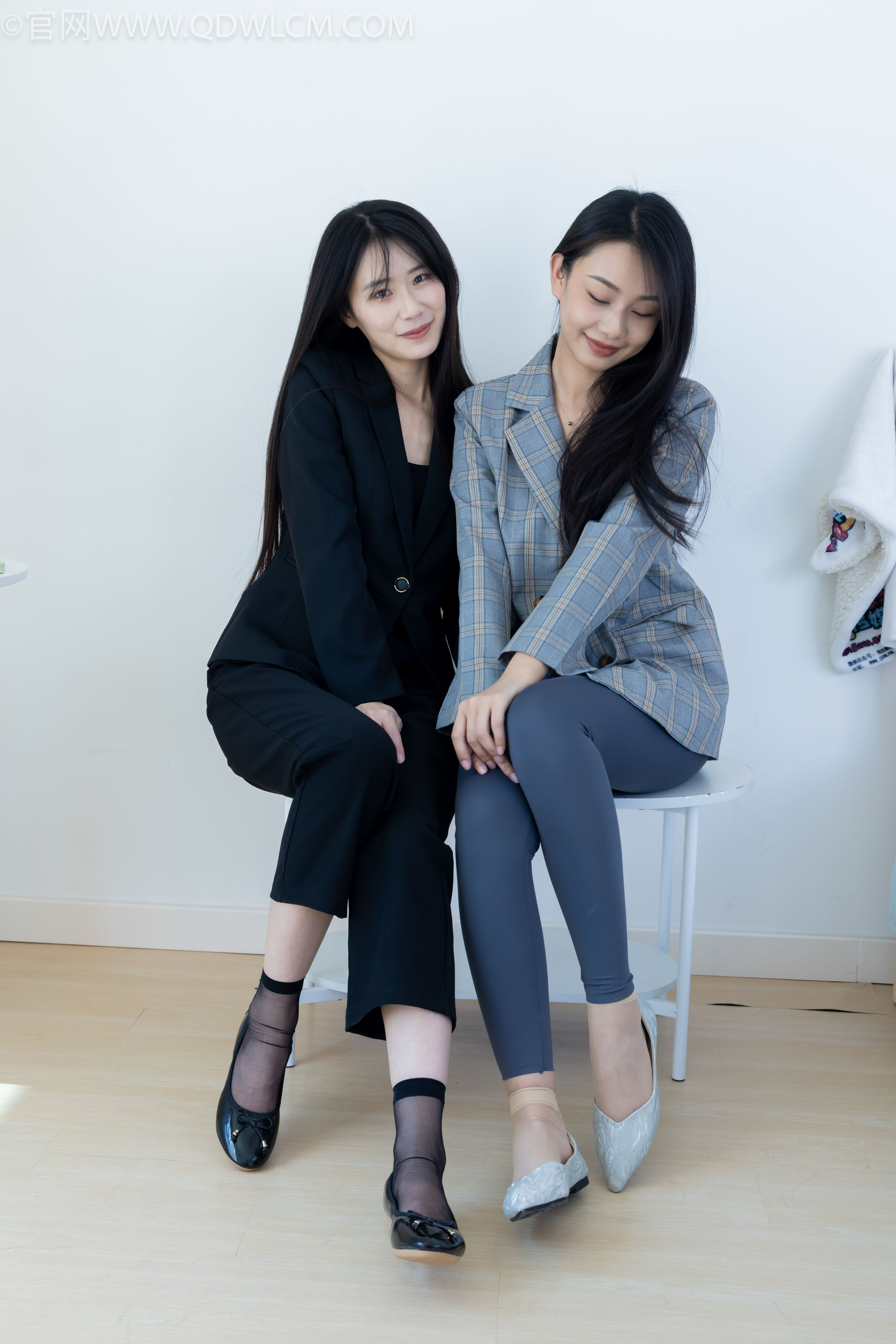 物恋传媒 No.2338 菜菜&岚岚 - 两双平底鞋、短黑丝、短肉丝/(169P)