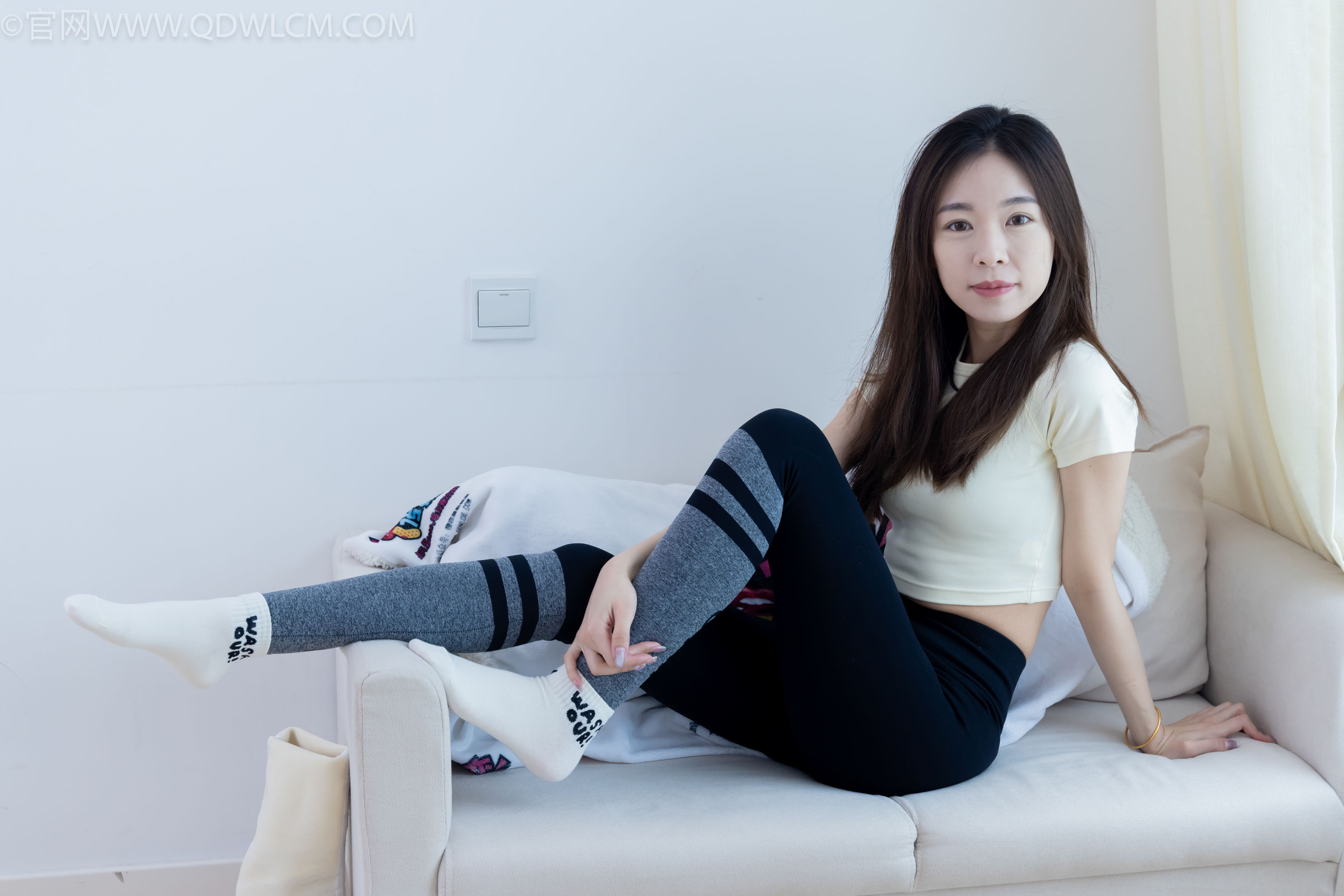 物恋传媒 No.2339 婷婷 - 长靴、白棉袜、裸足/(175P)