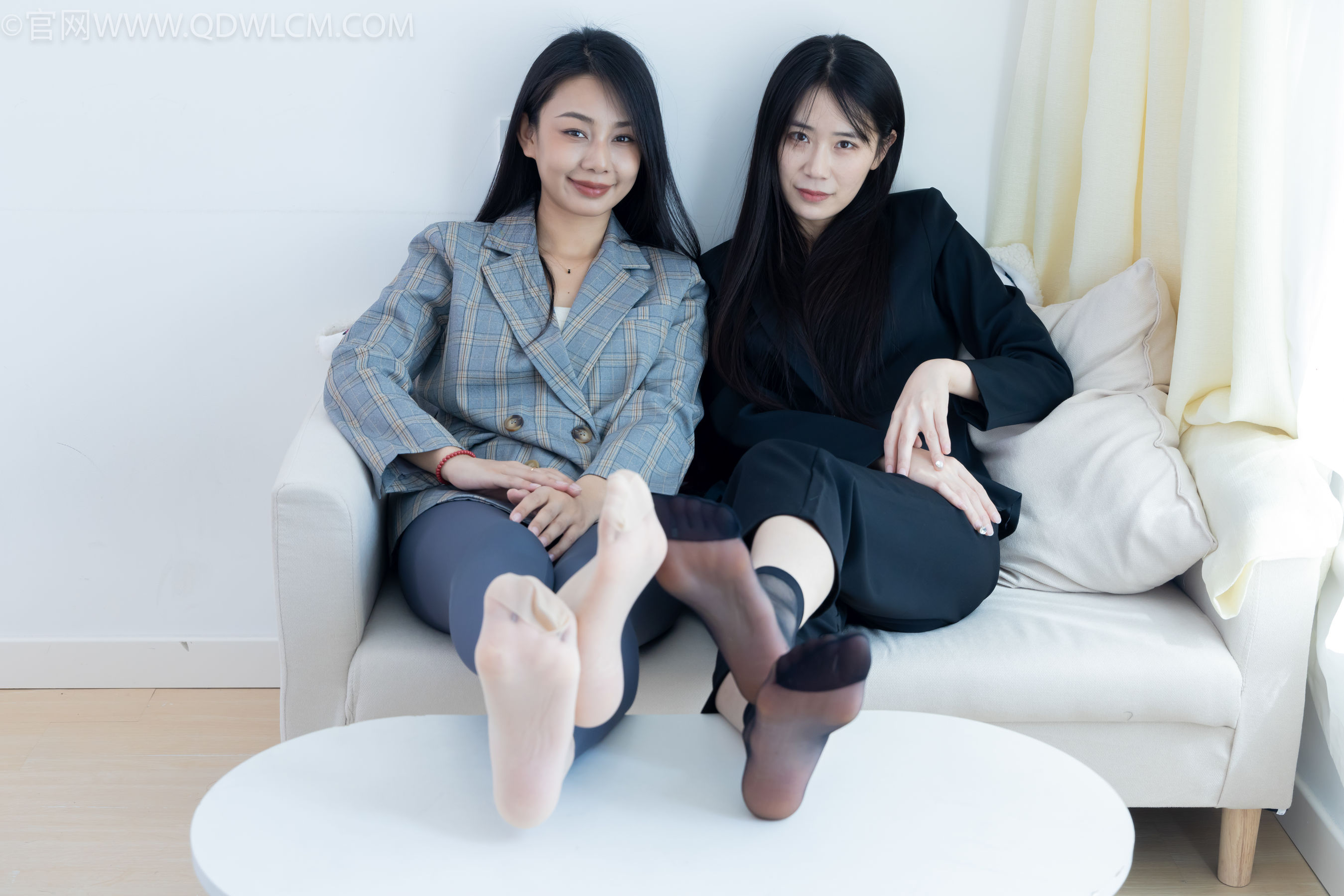 物恋传媒 No.2338 菜菜&岚岚 - 两双平底鞋、短黑丝、短肉丝/(169P)