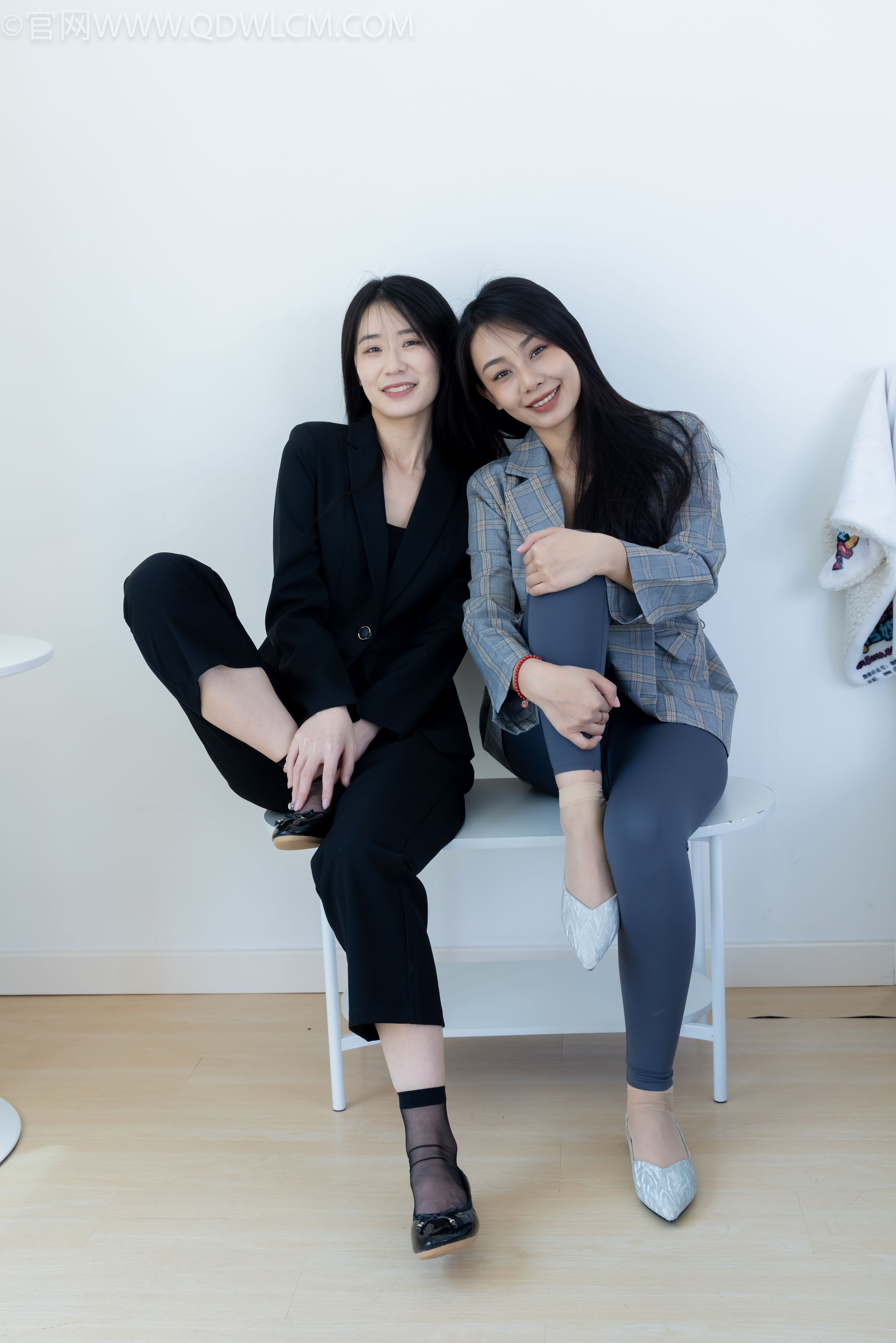 物恋传媒 No.2338 菜菜&岚岚 - 两双平底鞋、短黑丝、短肉丝/(169P)