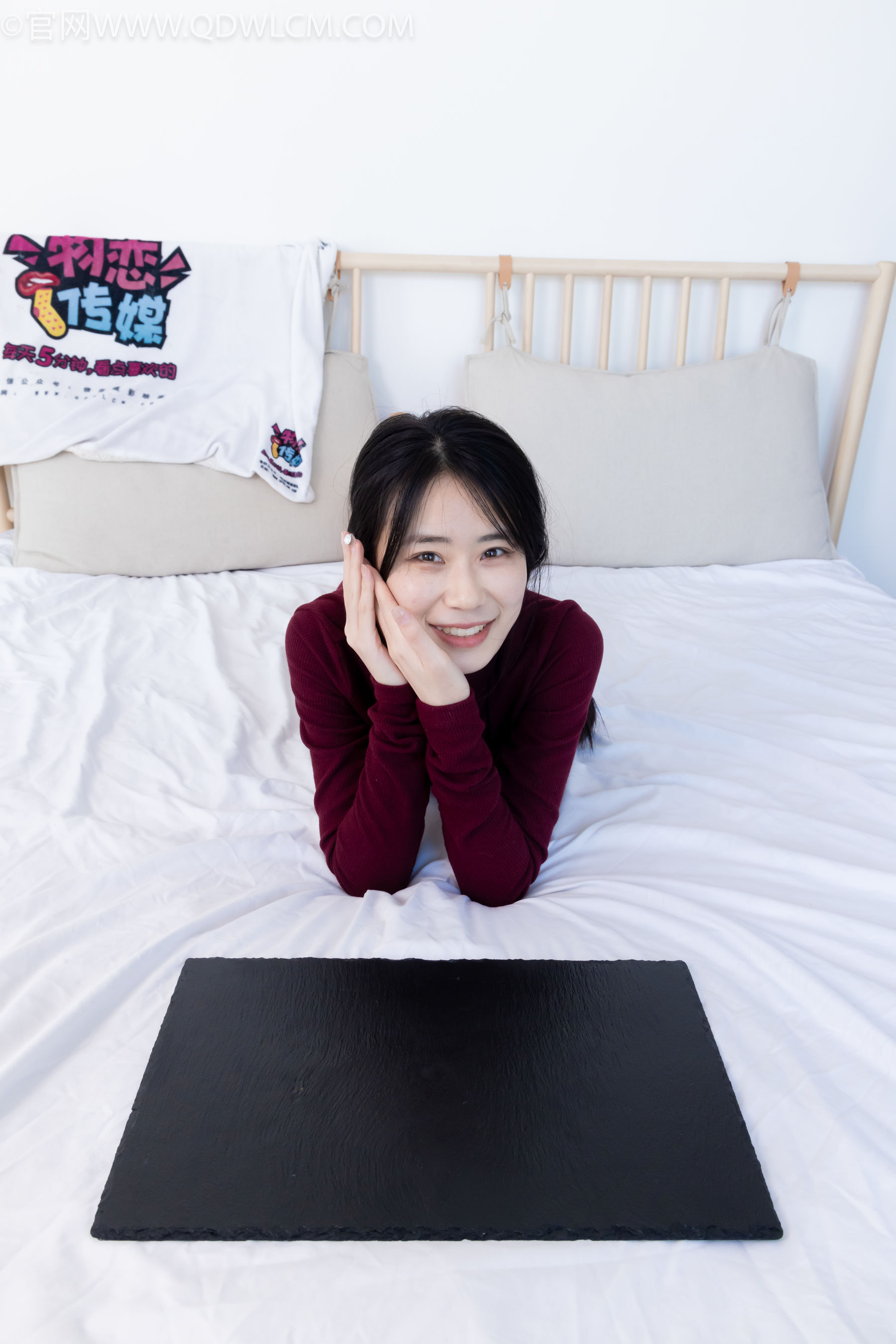 物恋传媒 No.2331 菜菜 - 高跟鞋、薄黑丝、裸足/(352P)