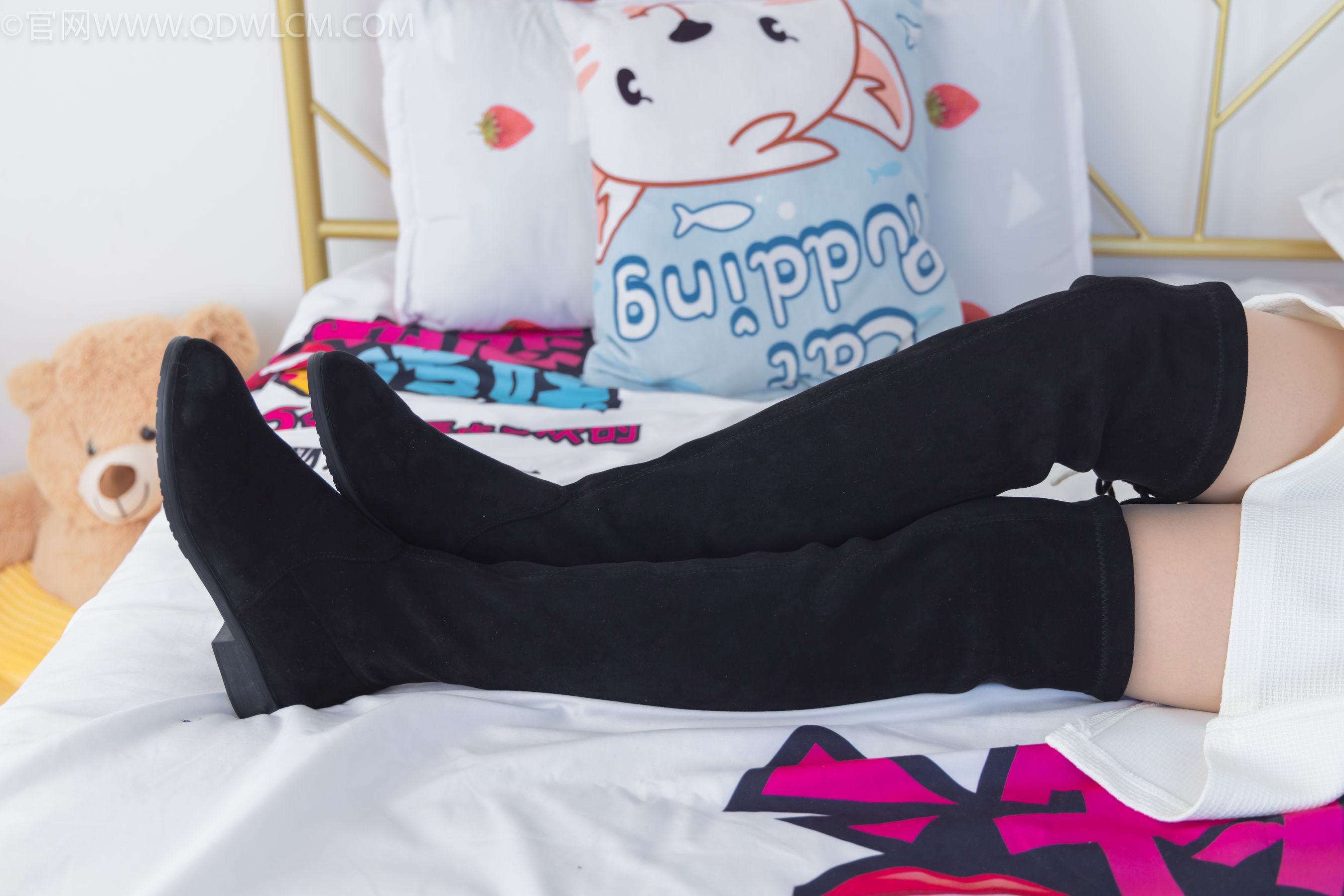 物恋传媒 No.2335 美兔 - 布鞋、长靴、白棉袜、薄肉丝/(227P)