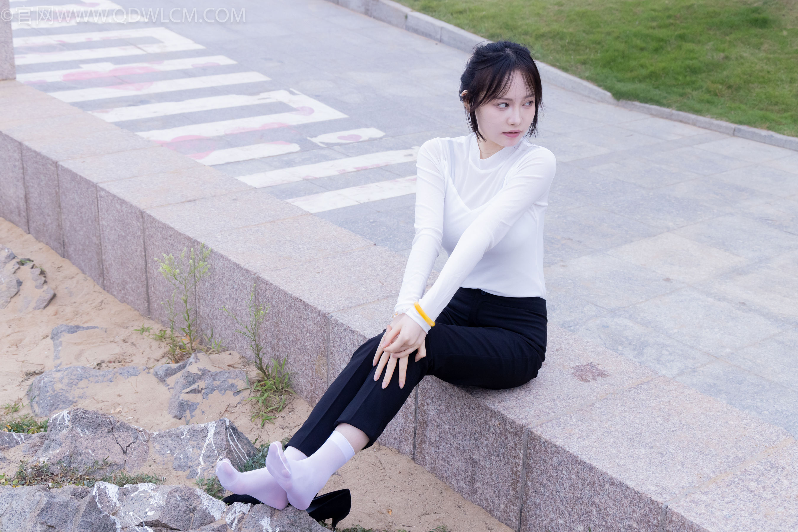 物恋传媒 No.2337 小酒 - 高跟鞋、短黑丝、短白丝/(315P)