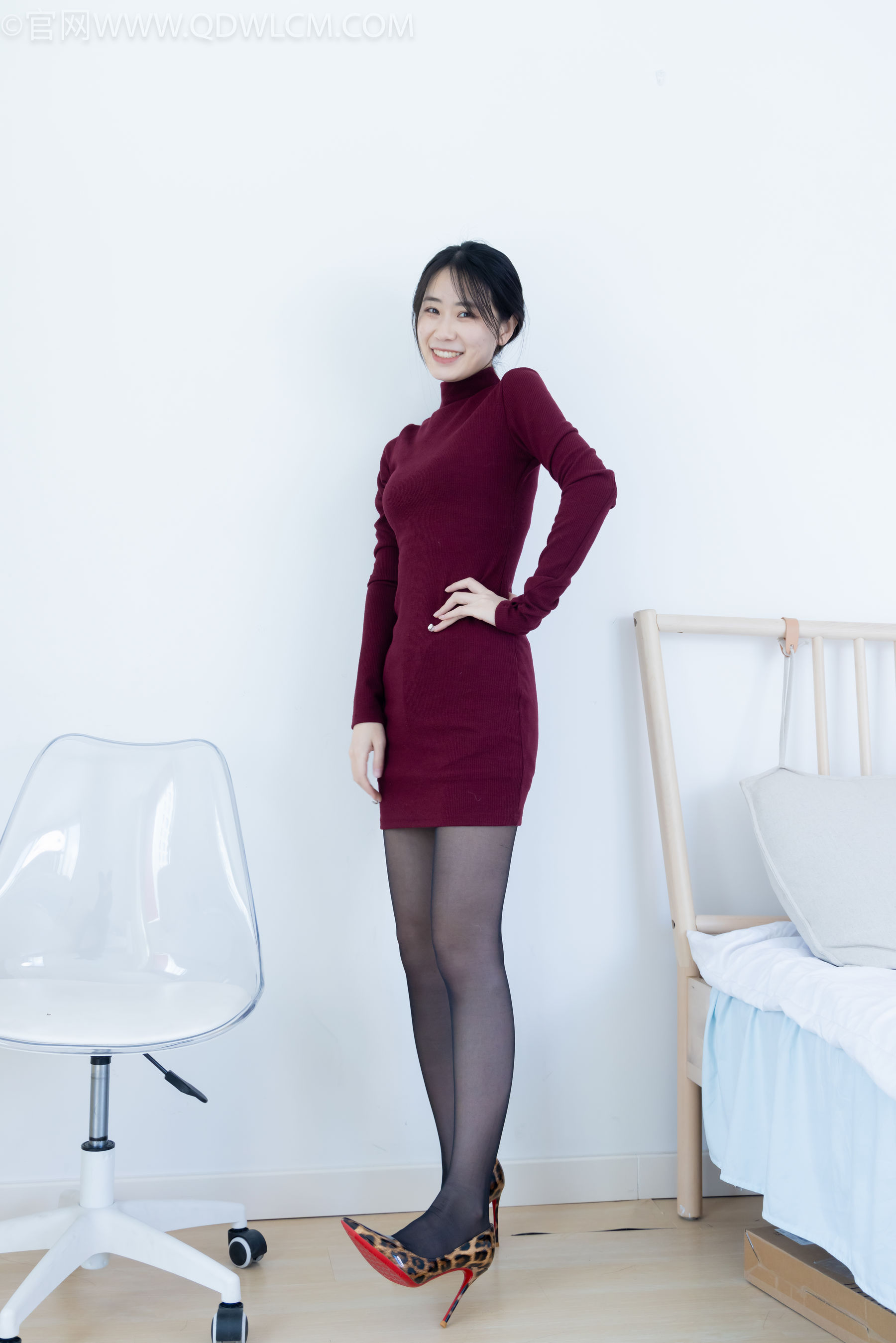 物恋传媒 No.2331 菜菜 - 高跟鞋、薄黑丝、裸足/(352P)