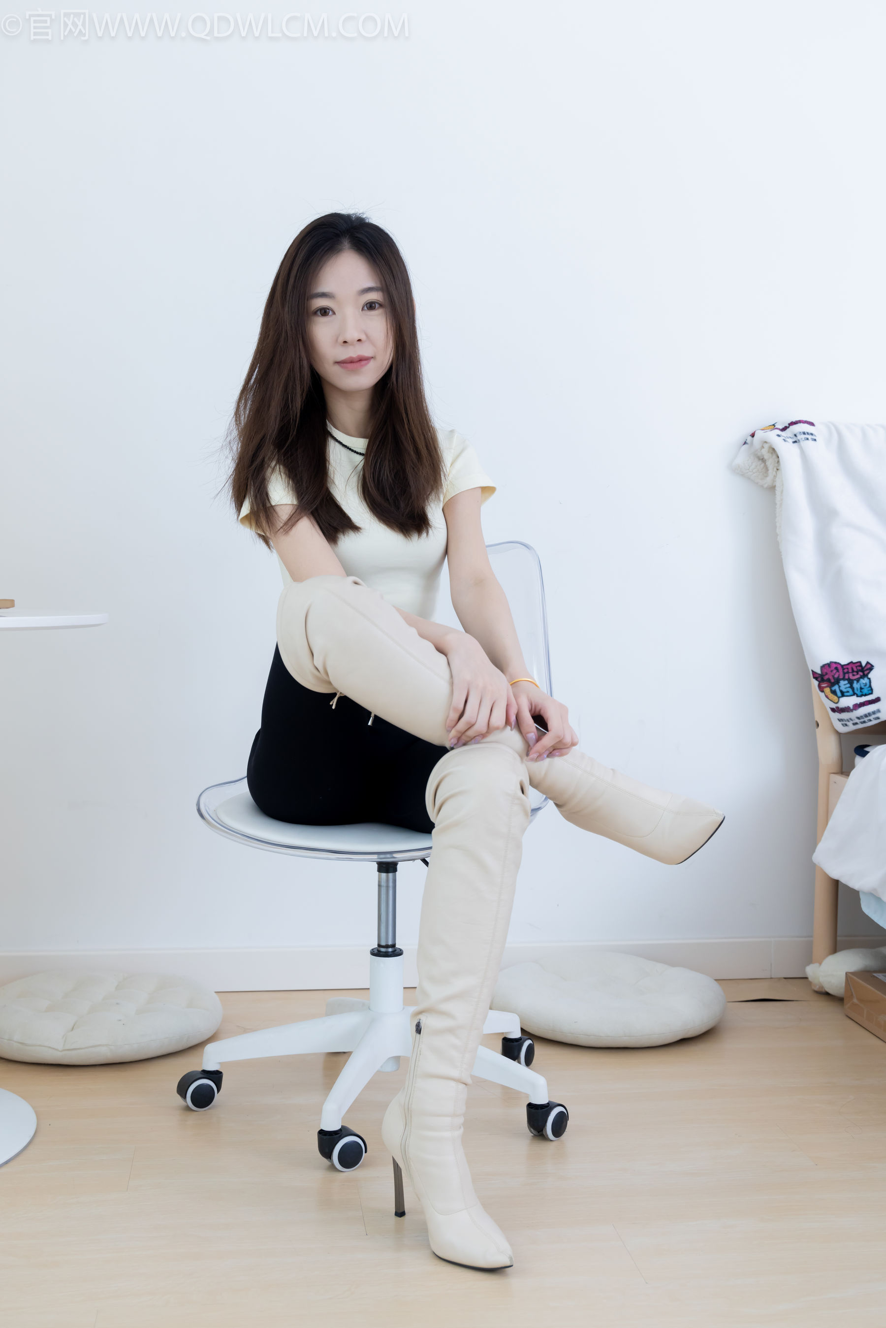 物恋传媒 No.2339 婷婷 - 长靴、白棉袜、裸足/(175P)